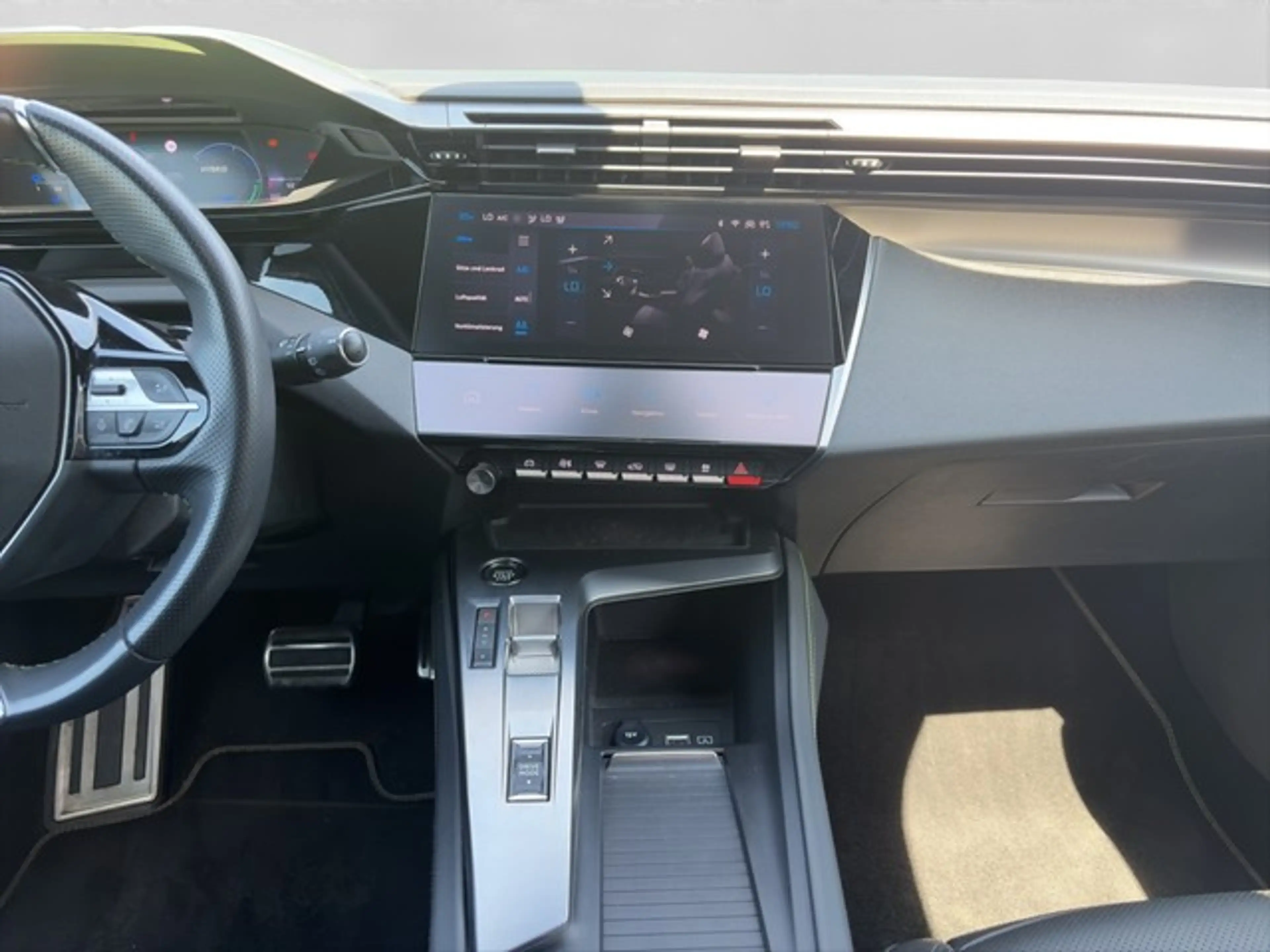 Peugeot 308 SW Hybrid 225 GT KAMERA PDC SHZ NAVI — photo 11