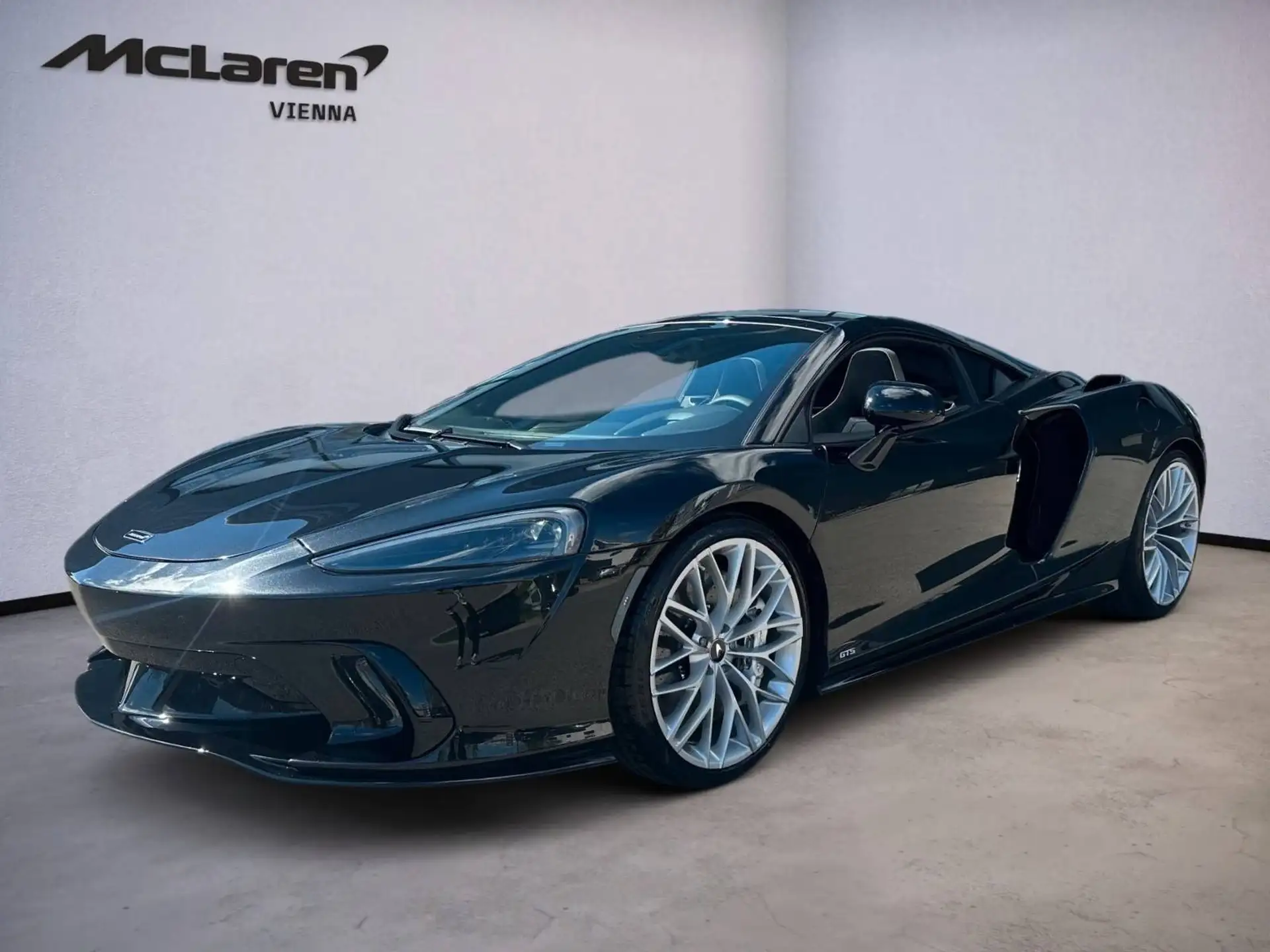 맥라렌 GTS 2026 검정 사진 1
