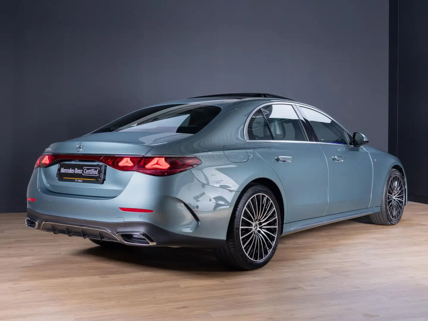 Mercedes-Benz E 300 Limousine 300e Sport Edition Premium PLUS | Trekha Groen - 2