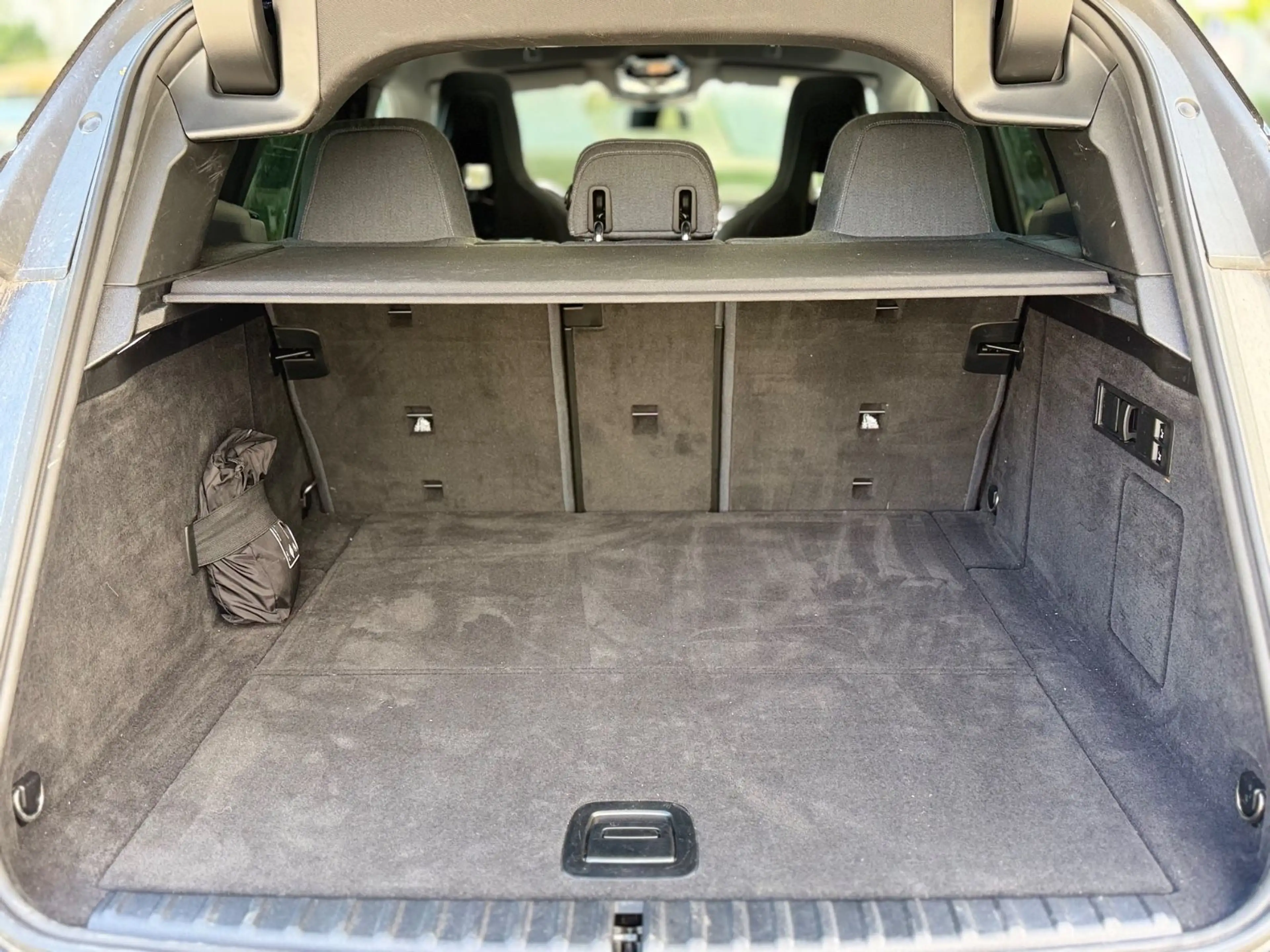 BMW iX 40 — photo 10