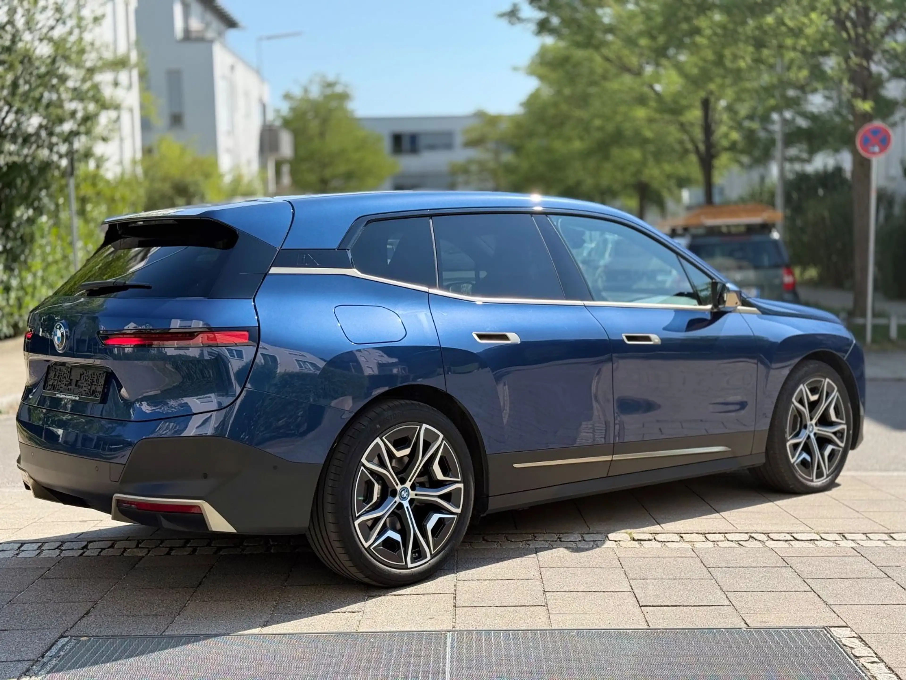 BMW iX 40 — photo 5