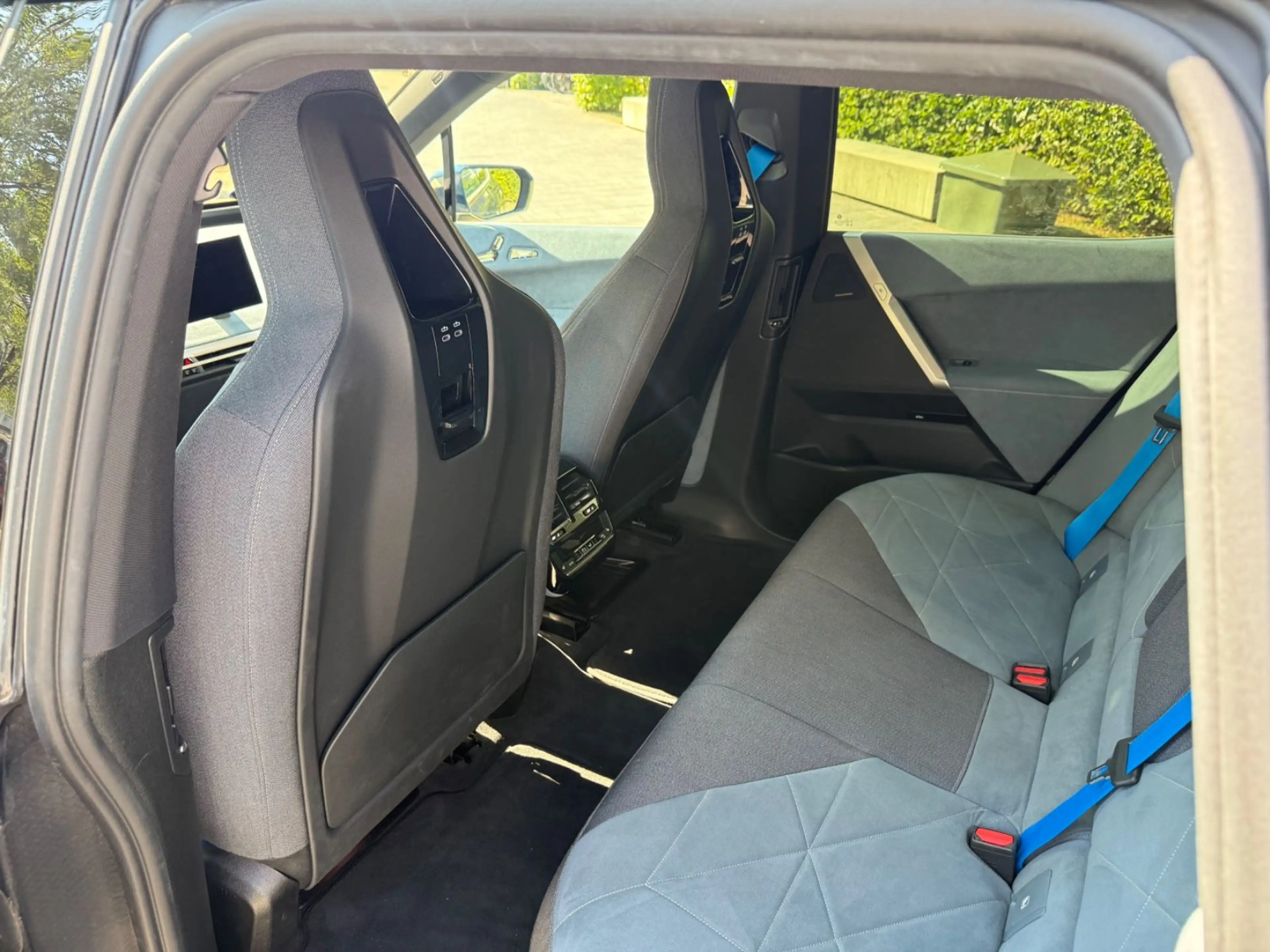 BMW iX 40 — photo 12