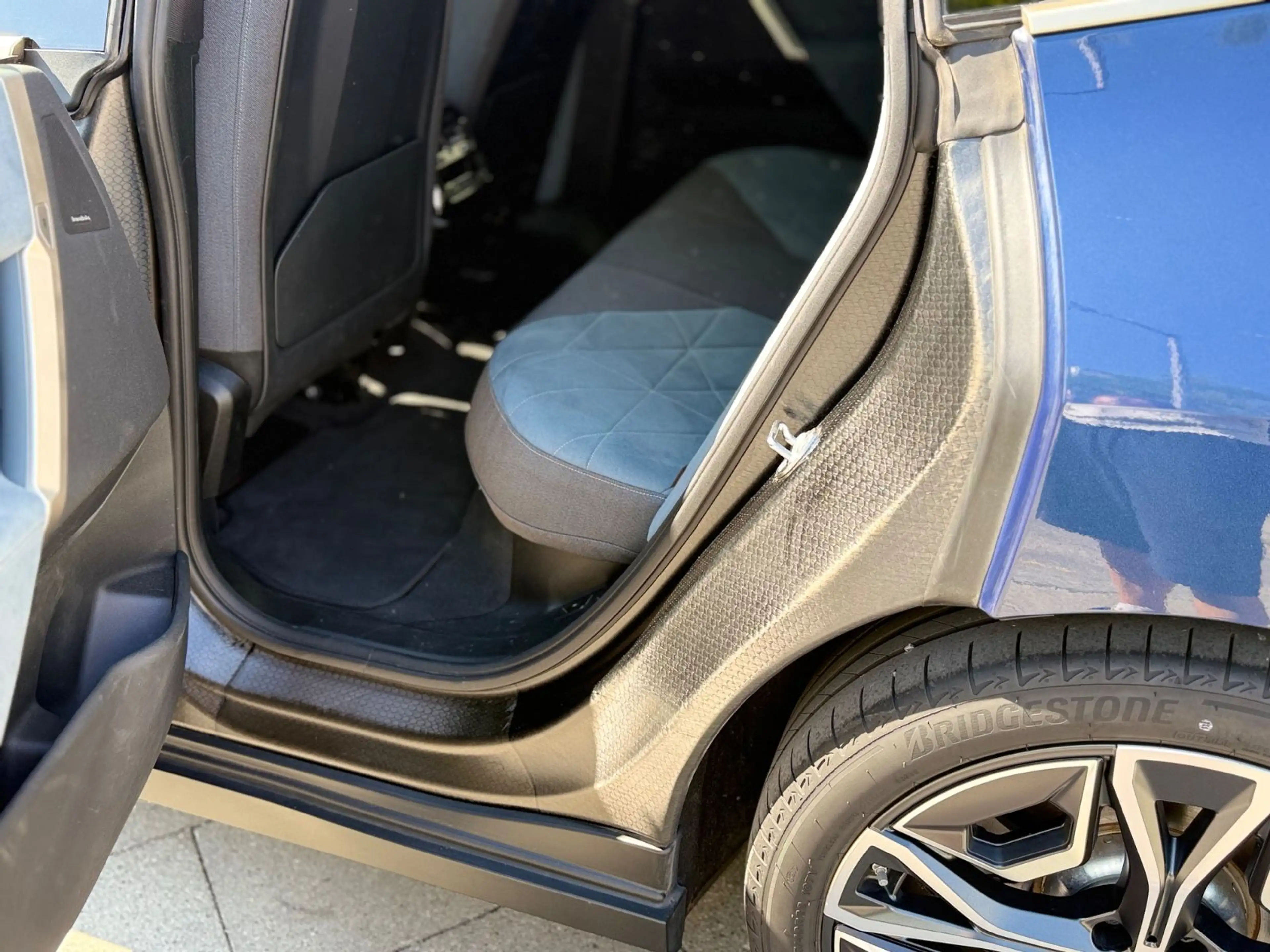 BMW iX 40 — photo 11