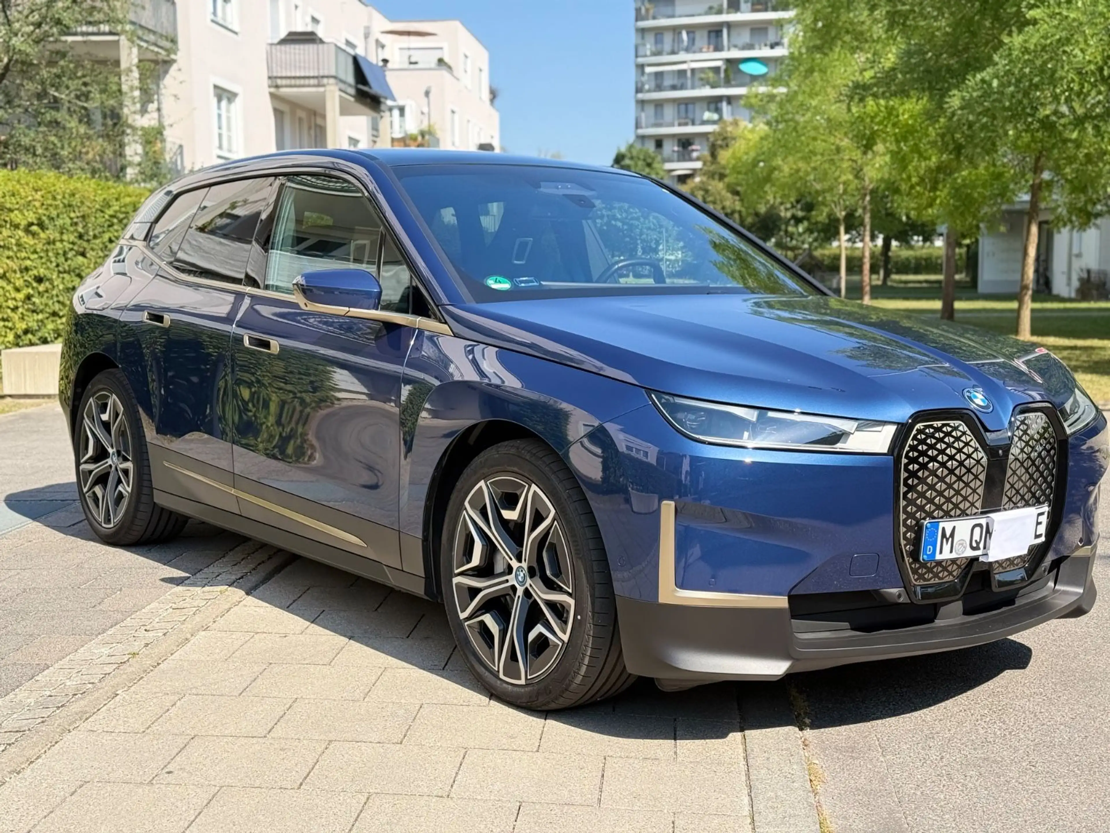 BMW iX 40 — photo 3