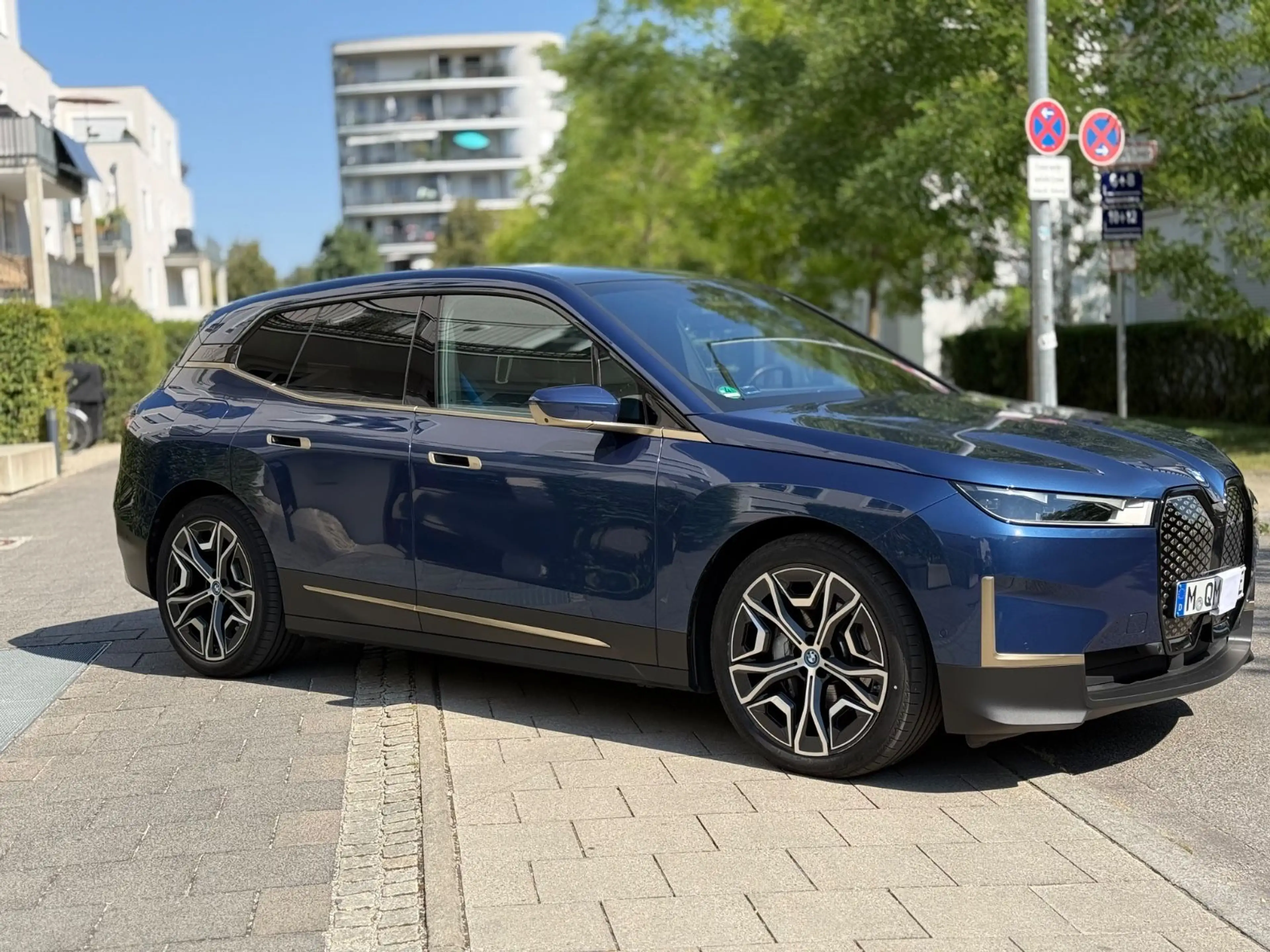 BMW iX 40 — photo 4