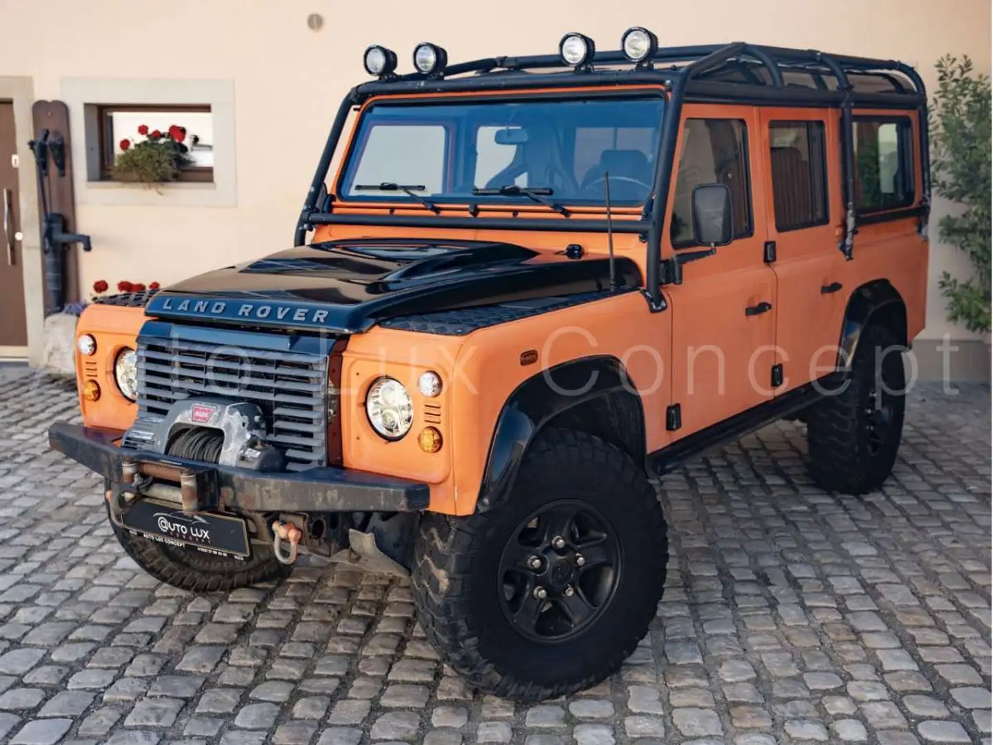 Land Rover Defender 110 2.4 TD4 122 Station Wagon SE Noir - 1