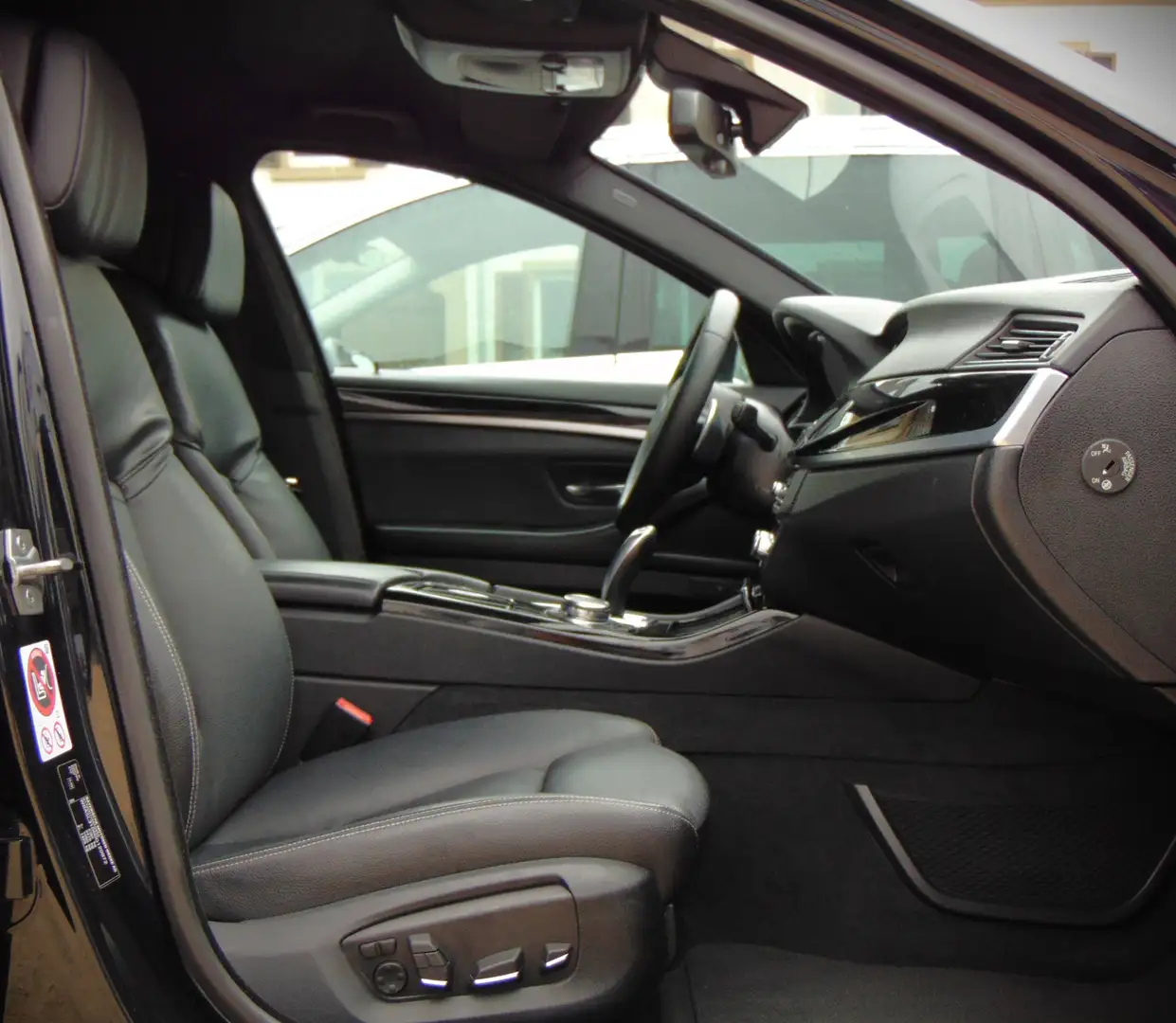 BMW 520 d Touring Aut. M-Paket |HUD|Komfortsitze|Kamera| Noir - 2