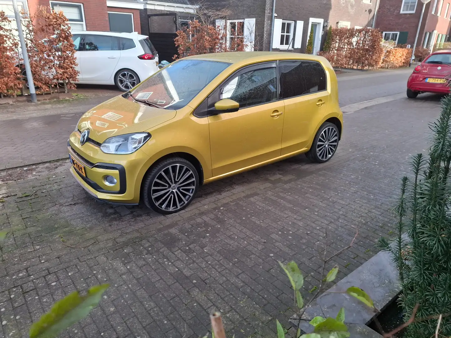 Volkswagen up! up! 1.0 TSI high Gold - 1