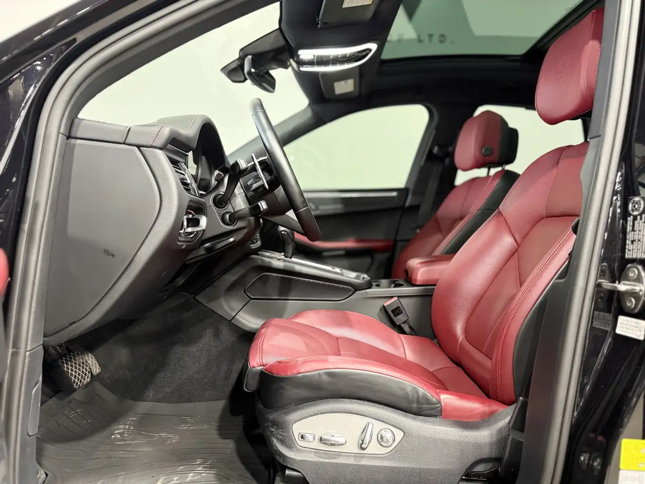 Porsche Macan photo Porsche Macan