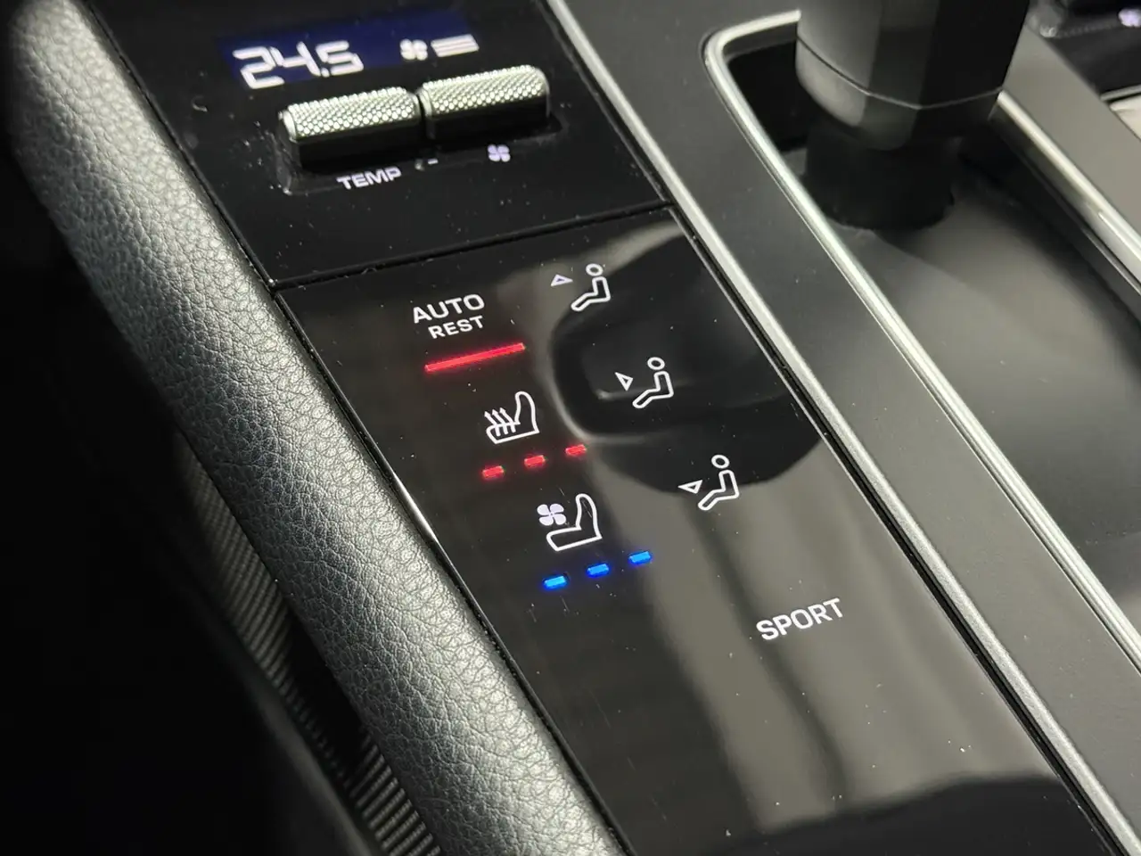 Porsche Macan photo Porsche Macan