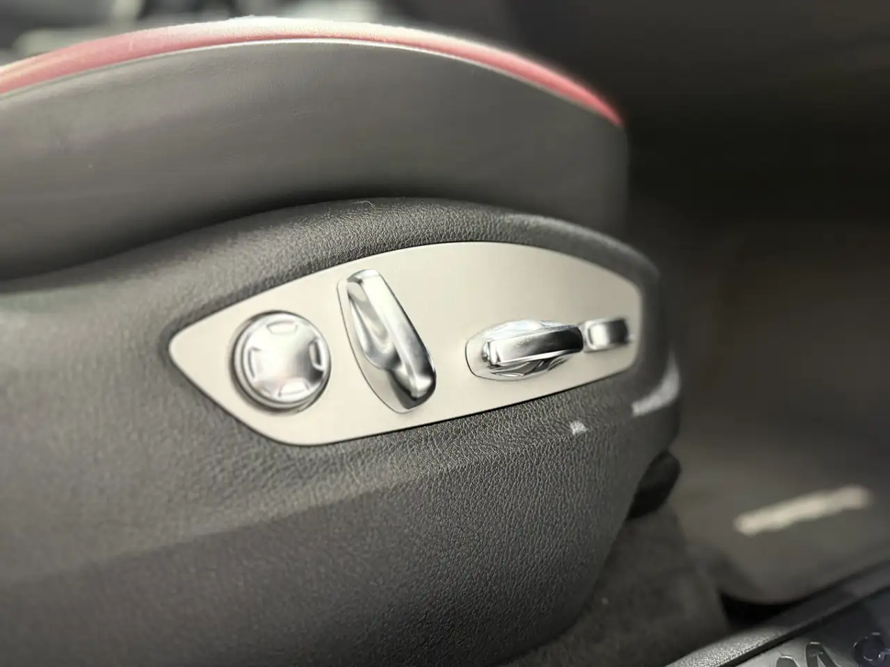 Porsche Macan photo Porsche Macan