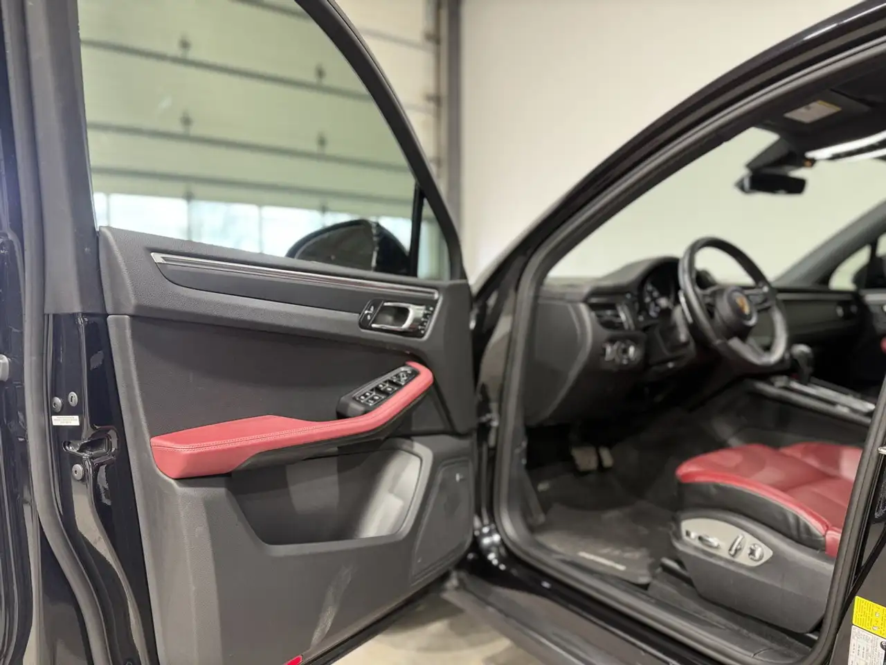 Porsche Macan photo Porsche Macan