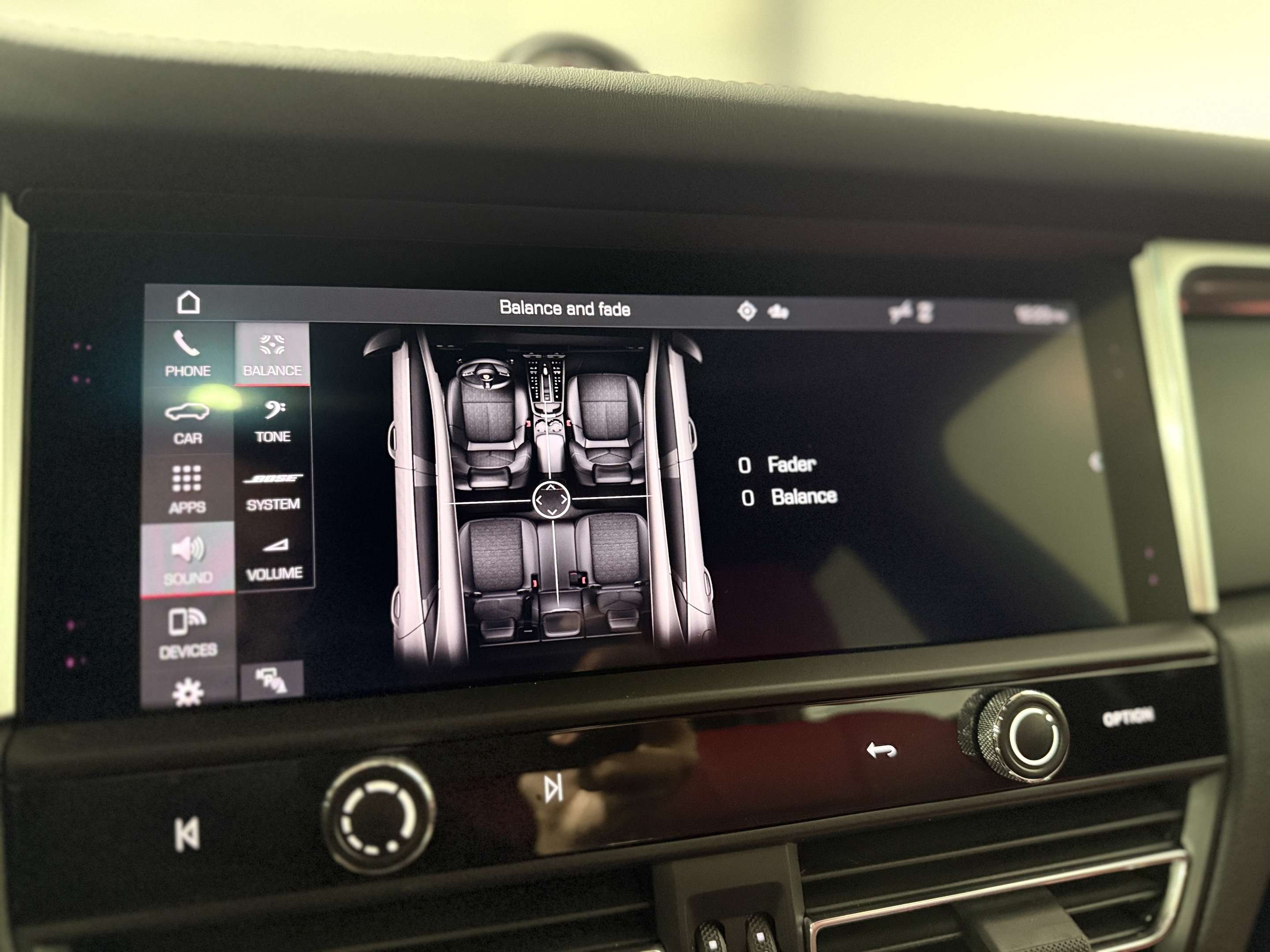 2022 Porsche Macan Base thumb 25