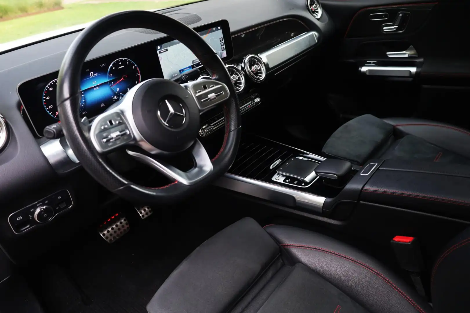 Mercedes-Benz GLB 250 4MATIC Premium Plus Aut. | DISTRONIC PLUS | PANORA Wit - 2