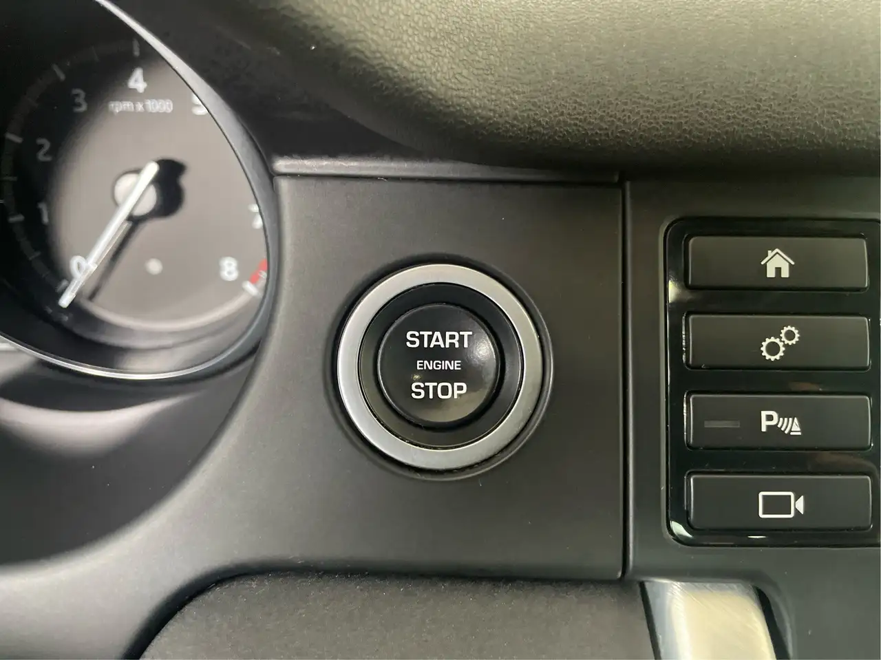 Land Rover Discovery Sport снимка Land Rover Discovery Sport