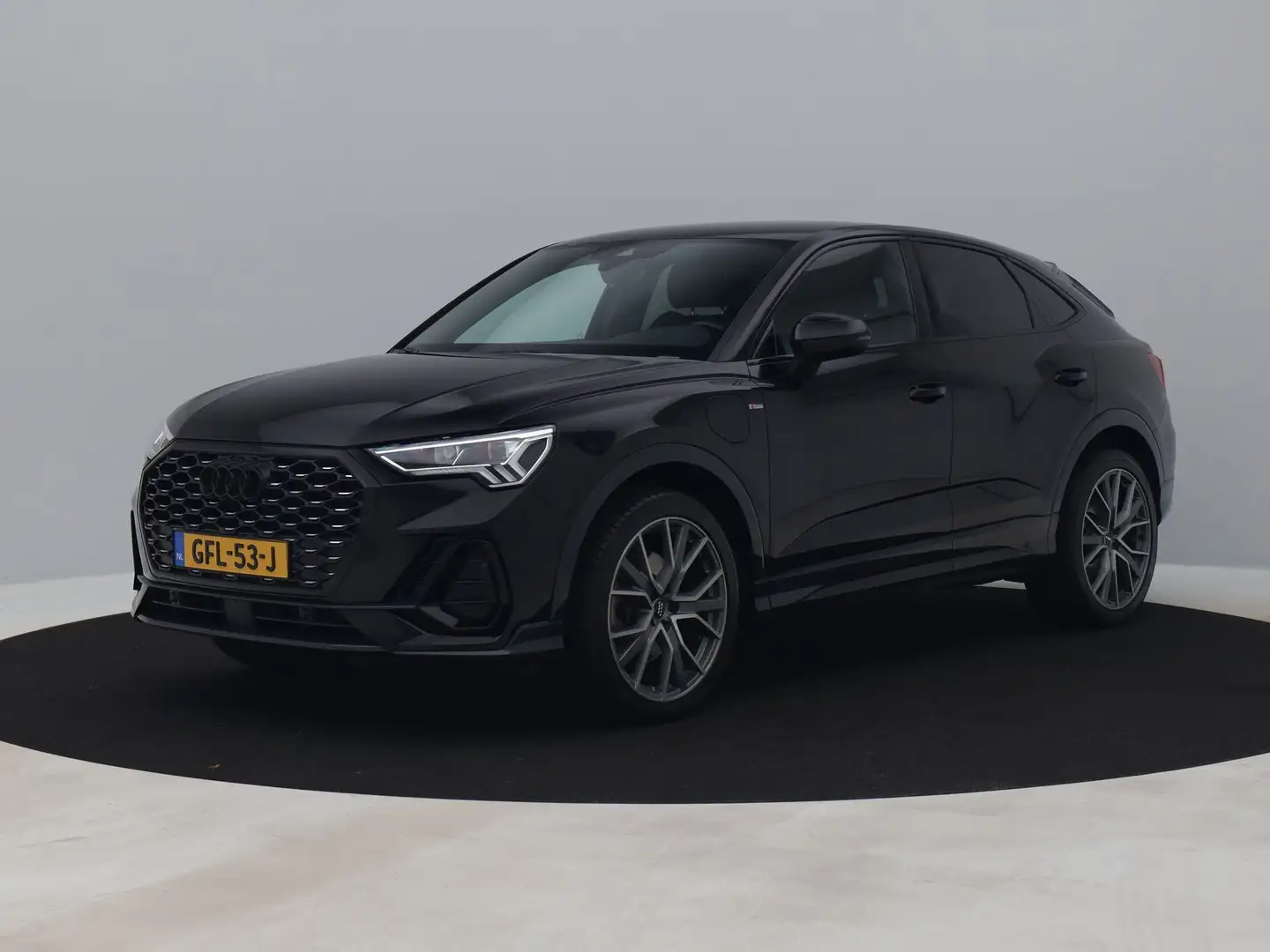 Audi Q3 Sportback 45 TFSi e 245 PK S-Tronic S-Line | VIRTU Zwart - 1