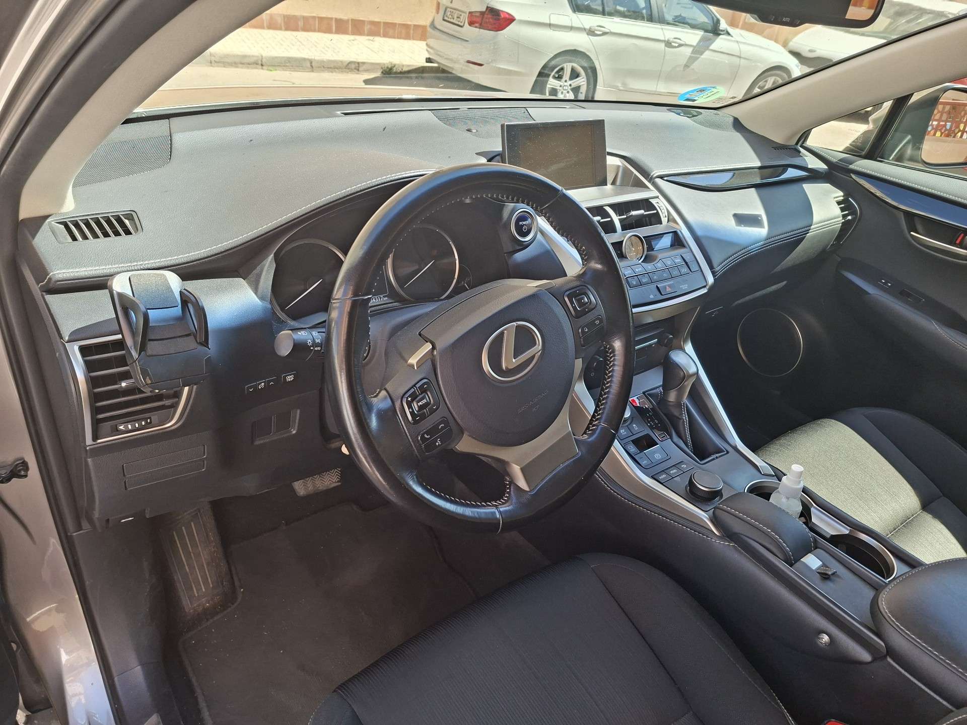 Lexus NX 300h Business 2WD - foto 1