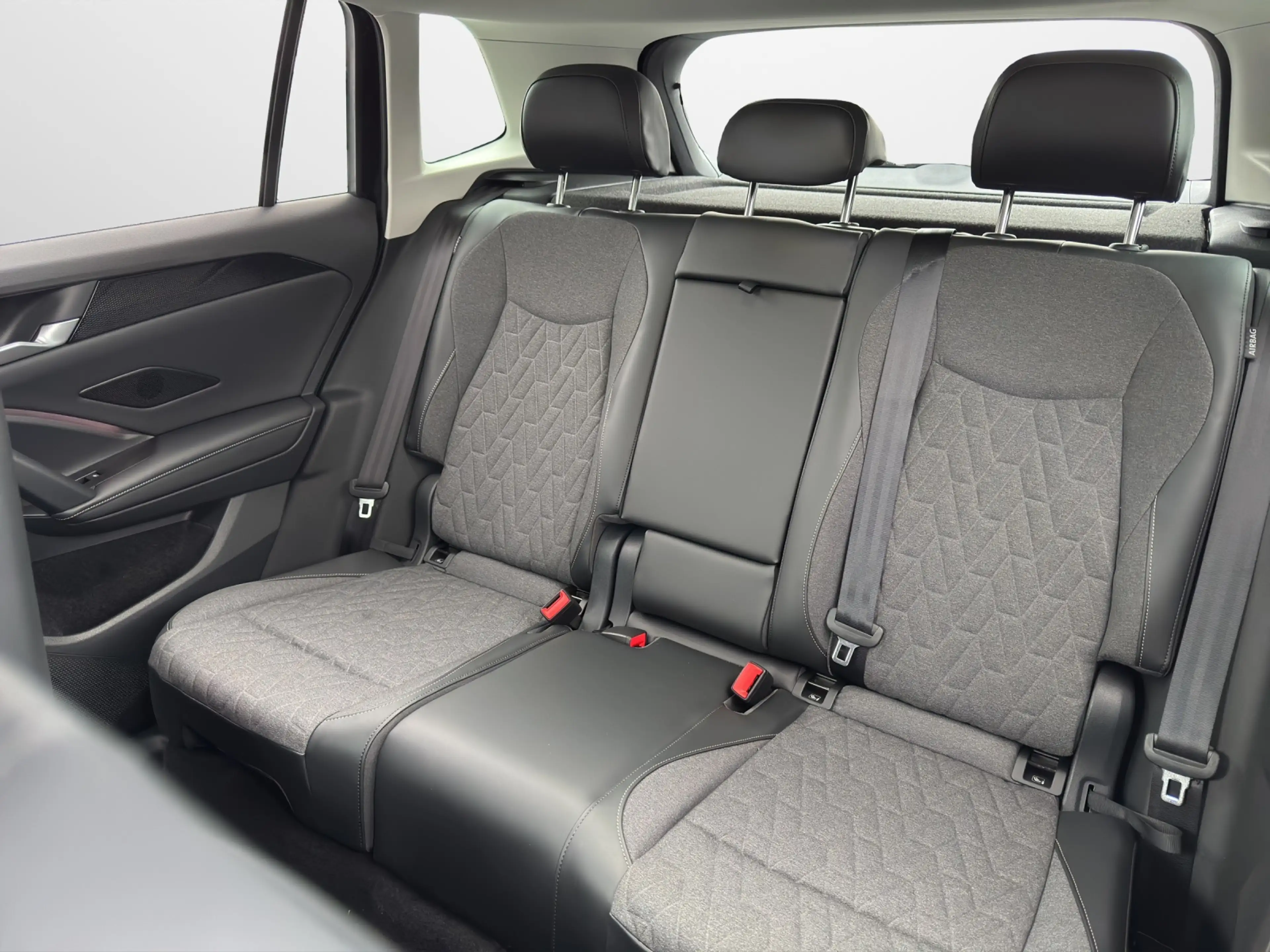 Volkswagen Tiguan 1.5 eTSI DSG Life LED RFK Winterpaket App Conne... — photo 11