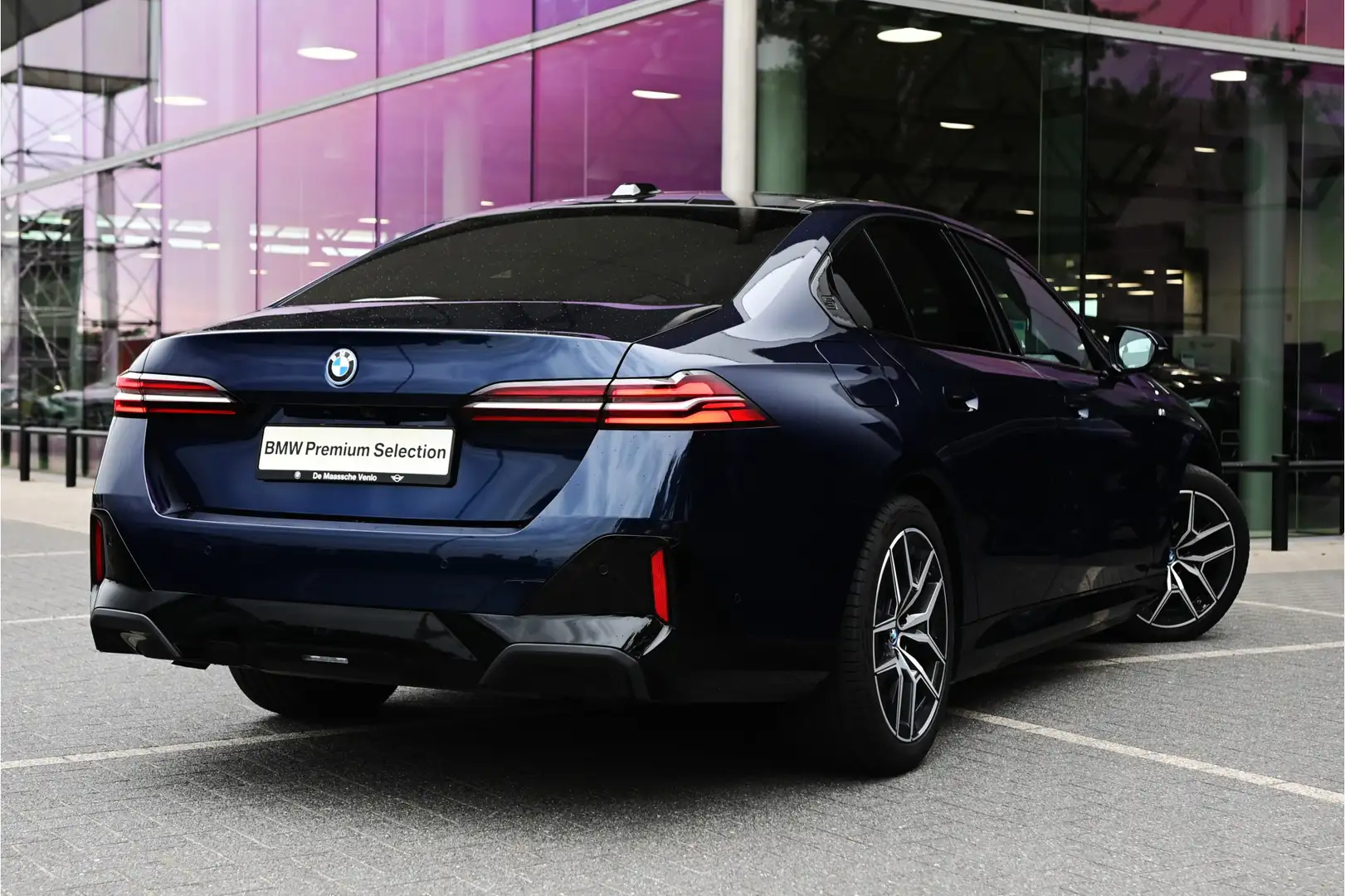 BMW 550 5 Serie 550e xDrive M Sport Automaat / Panoramadak Bleu - 2