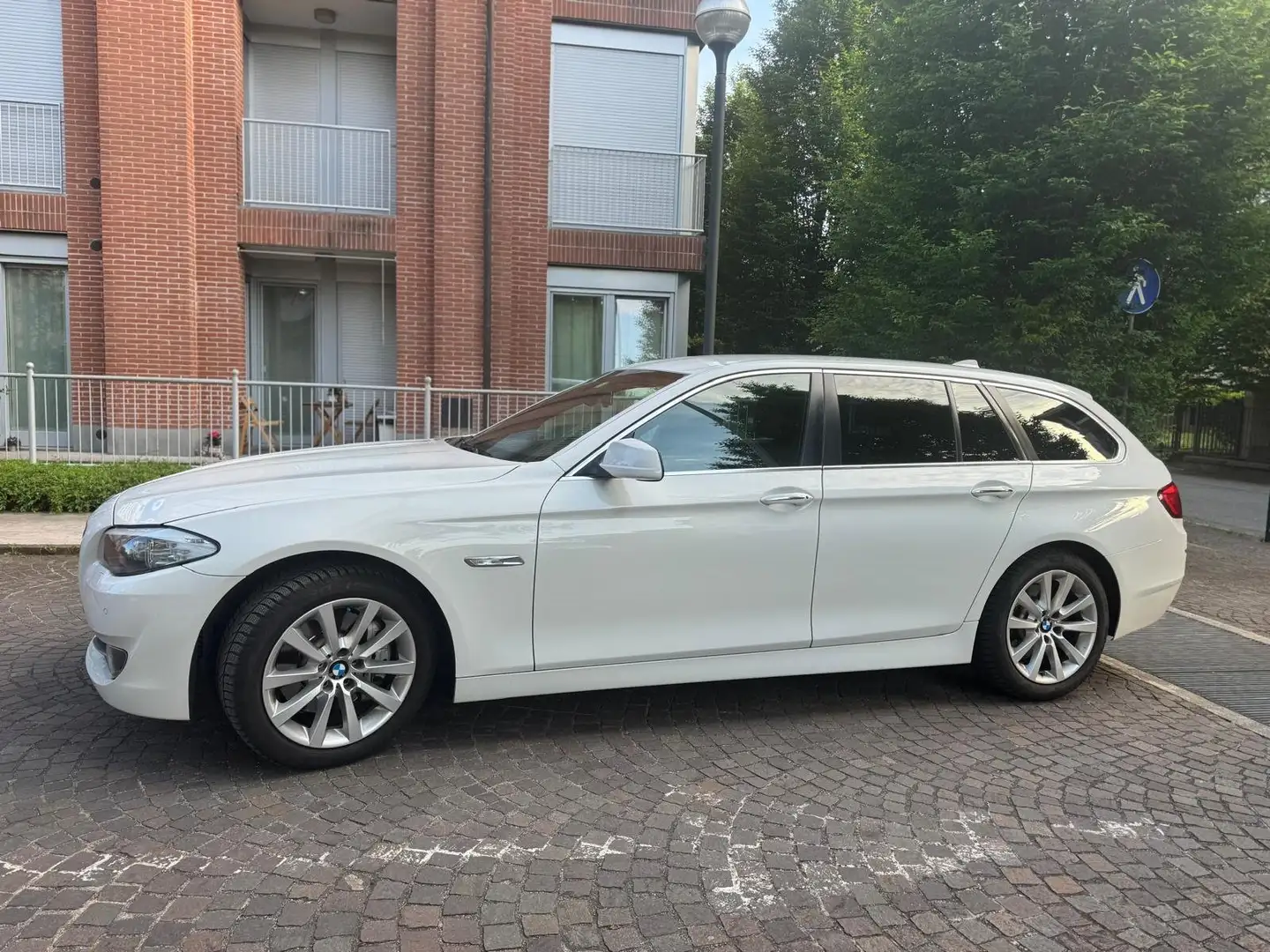 BMW 525 Serie 5 F11 Touring 525d Touring xdrive Futura Wit - 2