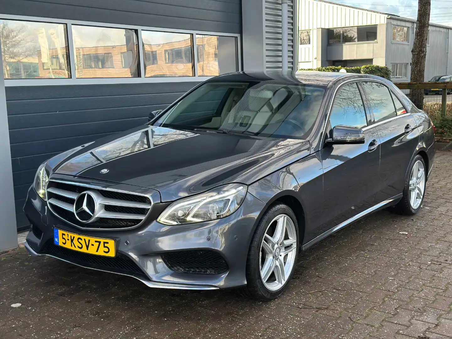 Mercedes-Benz E 300 LUXE/CHAUFFEUR/SCHERMEN Grau - 2