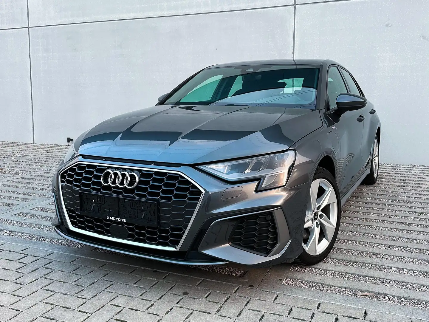 Audi A3 40 TFSIe S Line | Parkeersensoren | Cruise control Grijs - 1