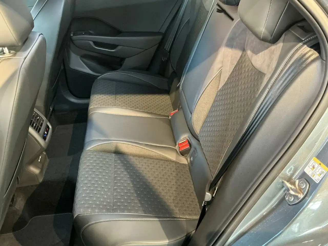 Volkswagen T-Roc 1.5 eTSI R-Line | AHK | IQ.LIGHT | ACC 13