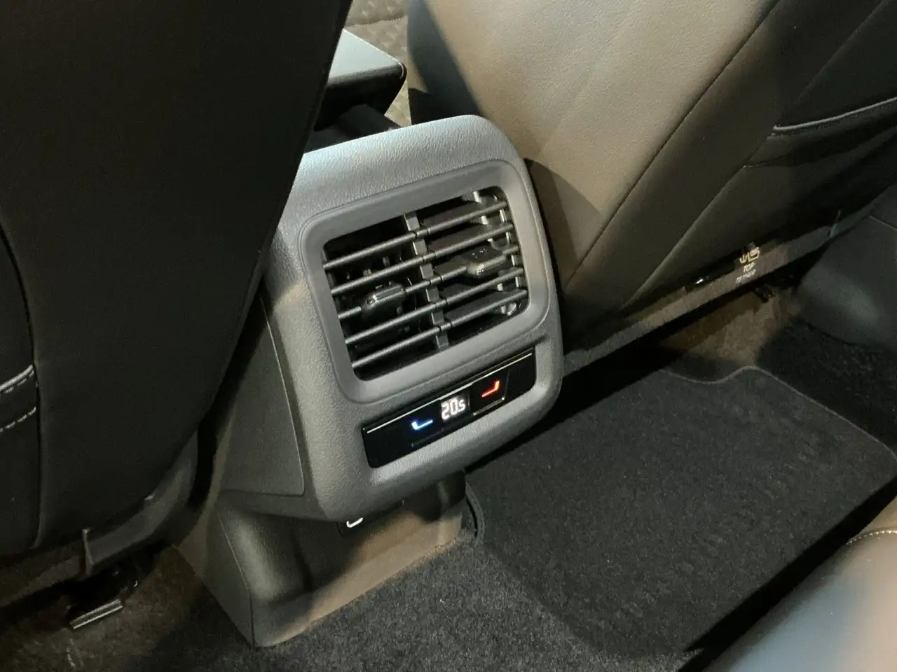 Volkswagen T-Roc 1.5 eTSI R-Line | AHK | IQ.LIGHT | ACC 12