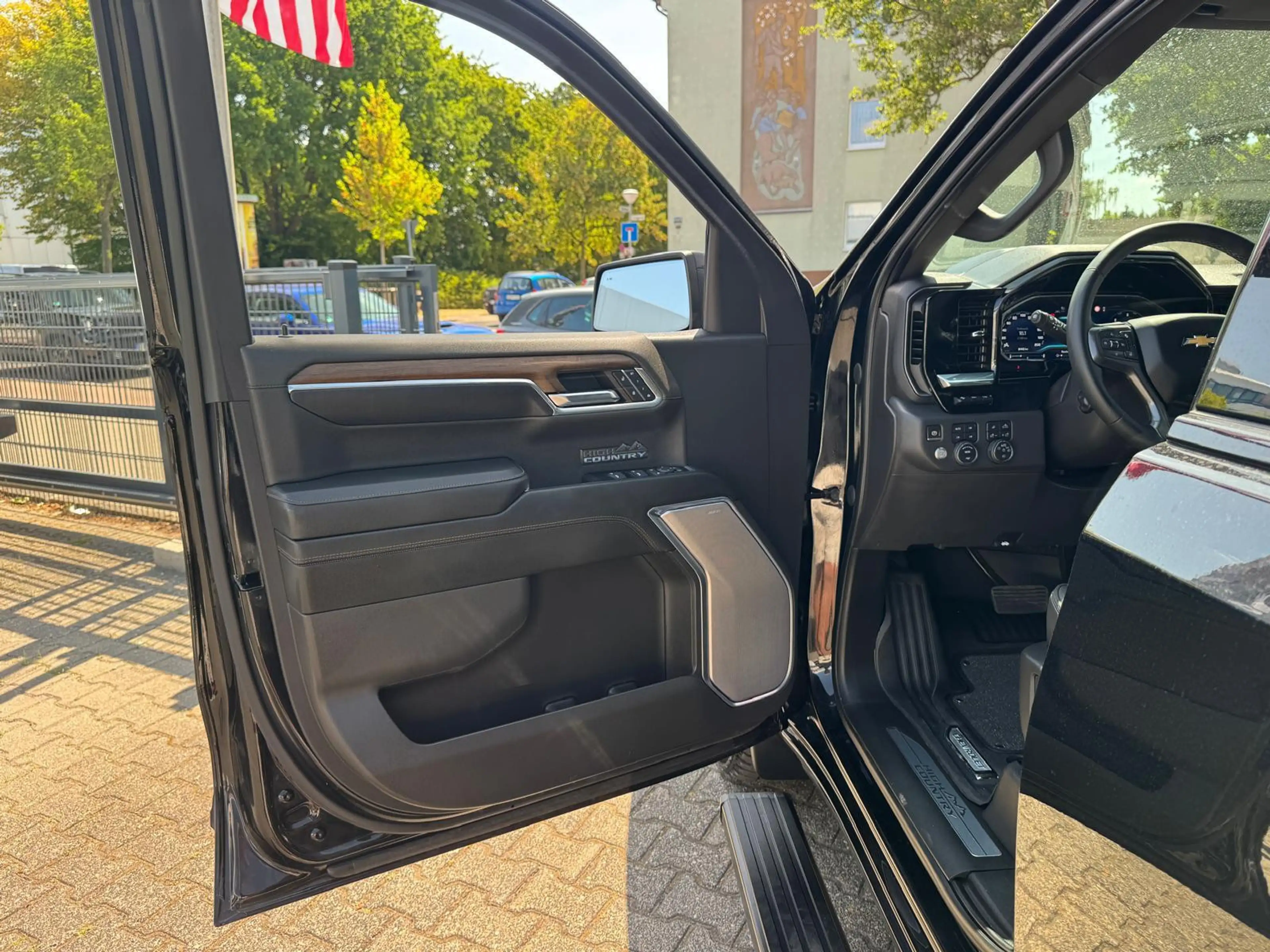 Chevrolet Silverado High Country 6.2 V8 Midnight Edition — photo 12