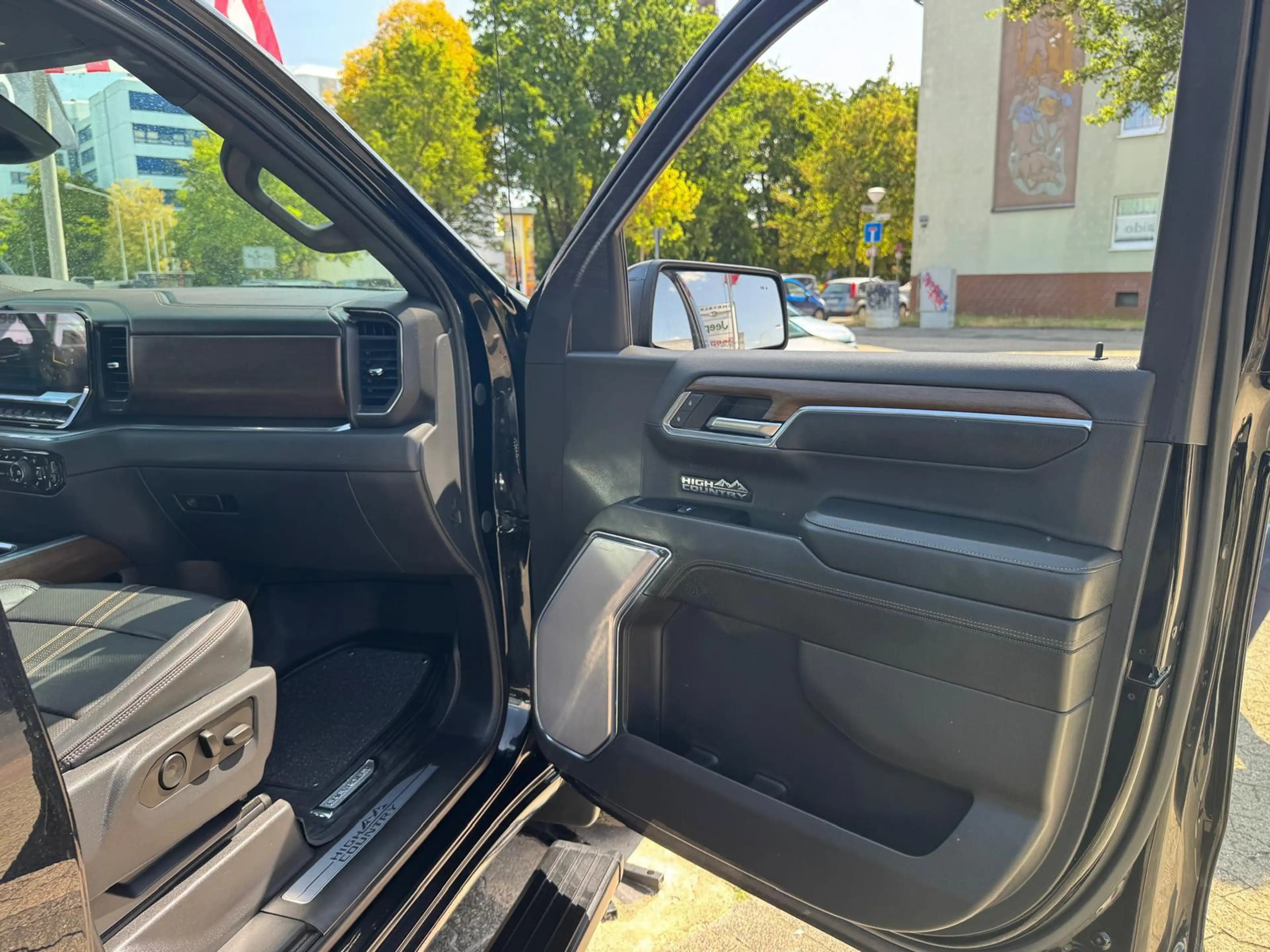 Chevrolet Silverado High Country 6.2 V8 Midnight Edition — photo 15