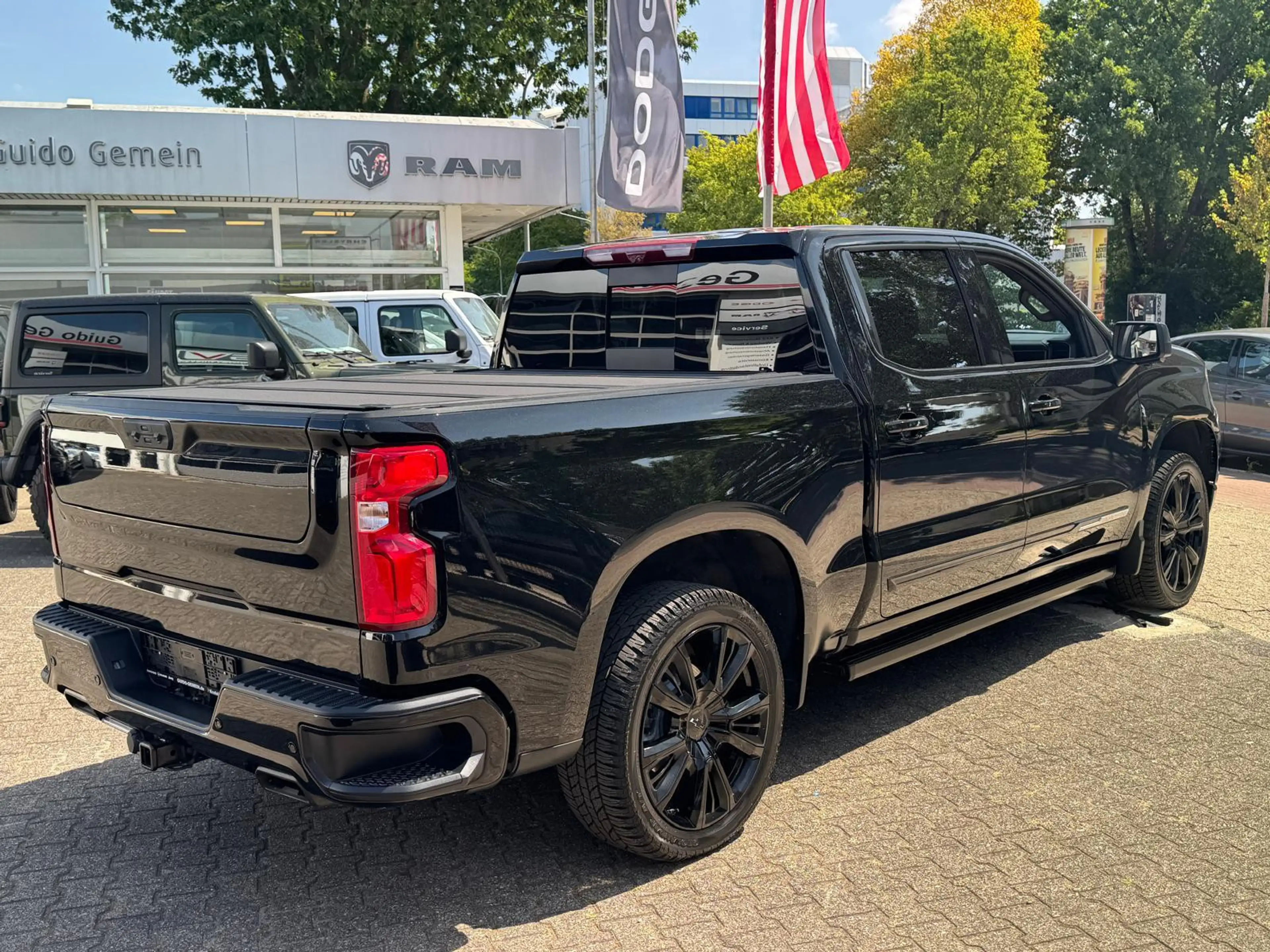 Chevrolet Silverado High Country 6.2 V8 Midnight Edition — photo 4
