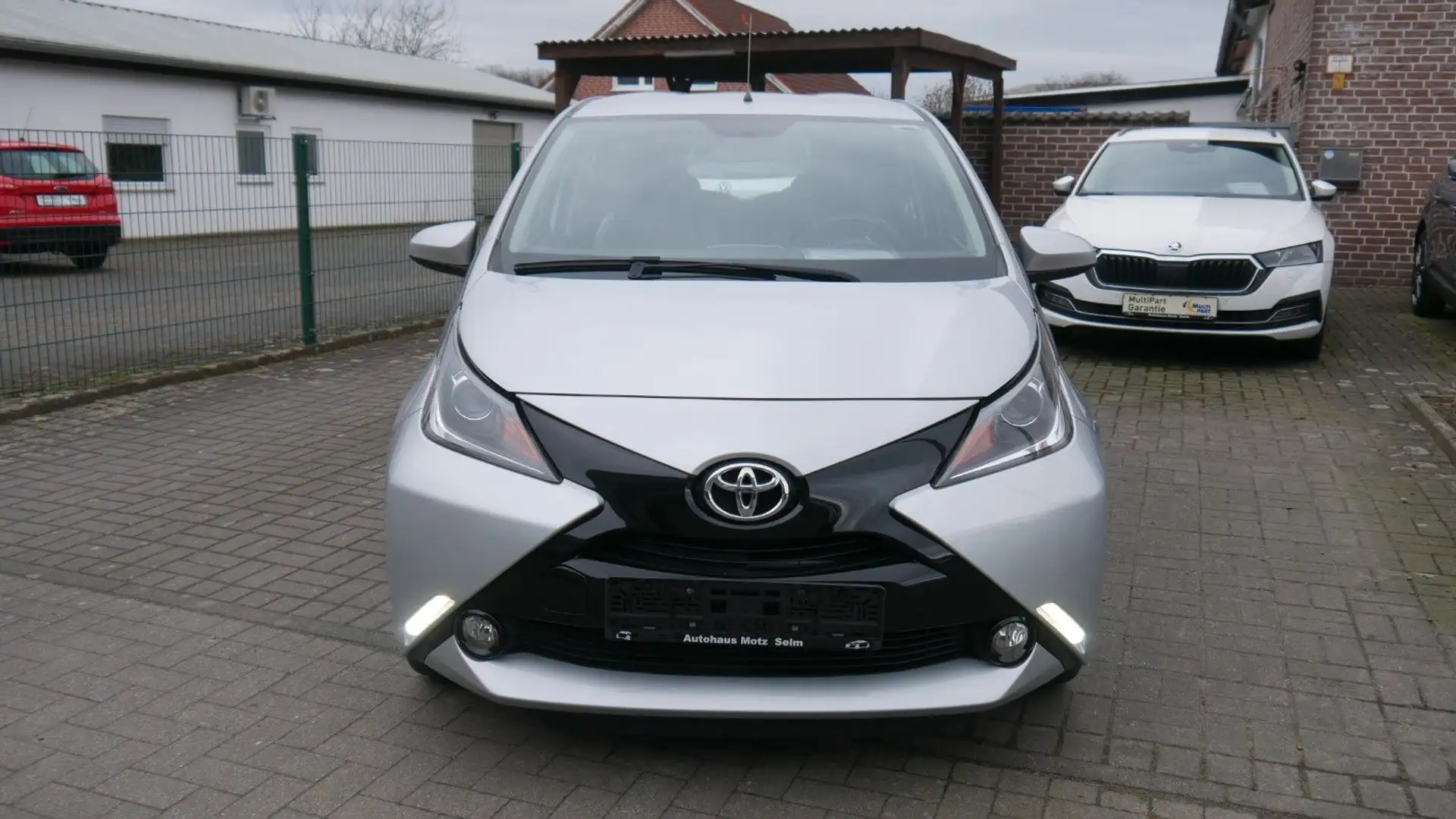 Toyota Aygo AYGO x-play touch Серебристый - 2