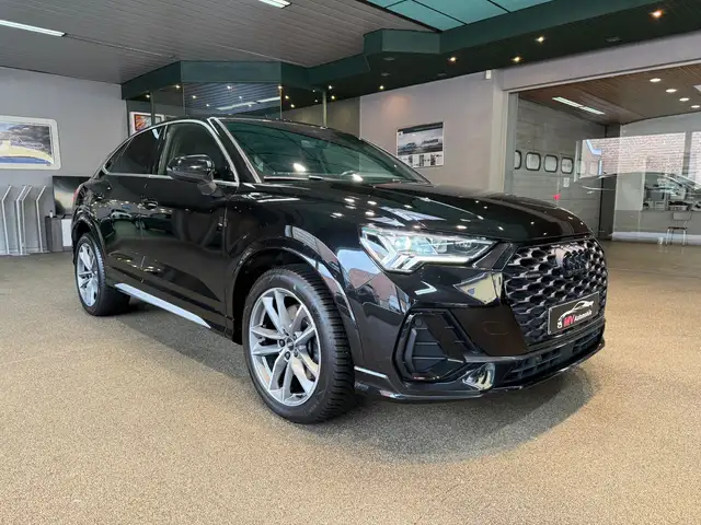 Audi Q3 view 3