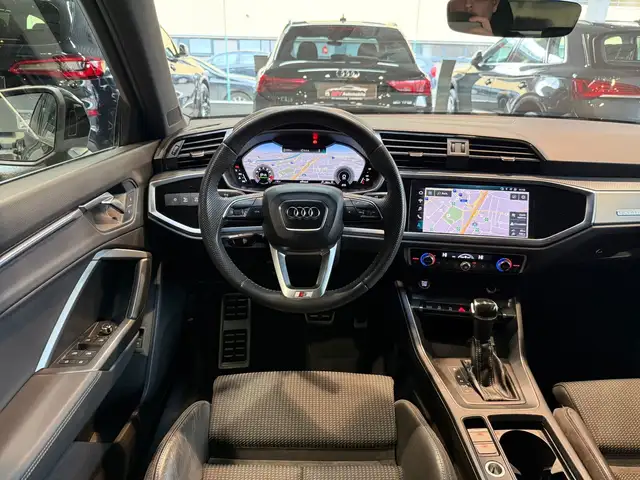 Audi Q3 view 10