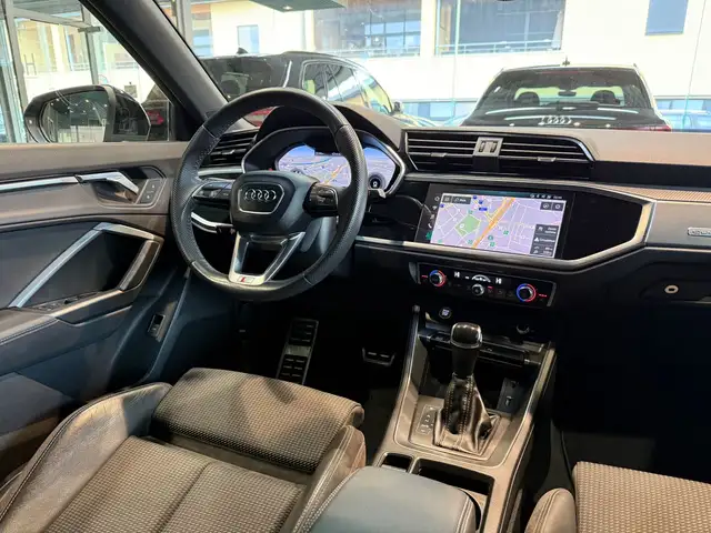 Audi Q3 view 12