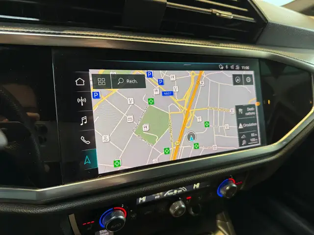 Audi Q3 view 15