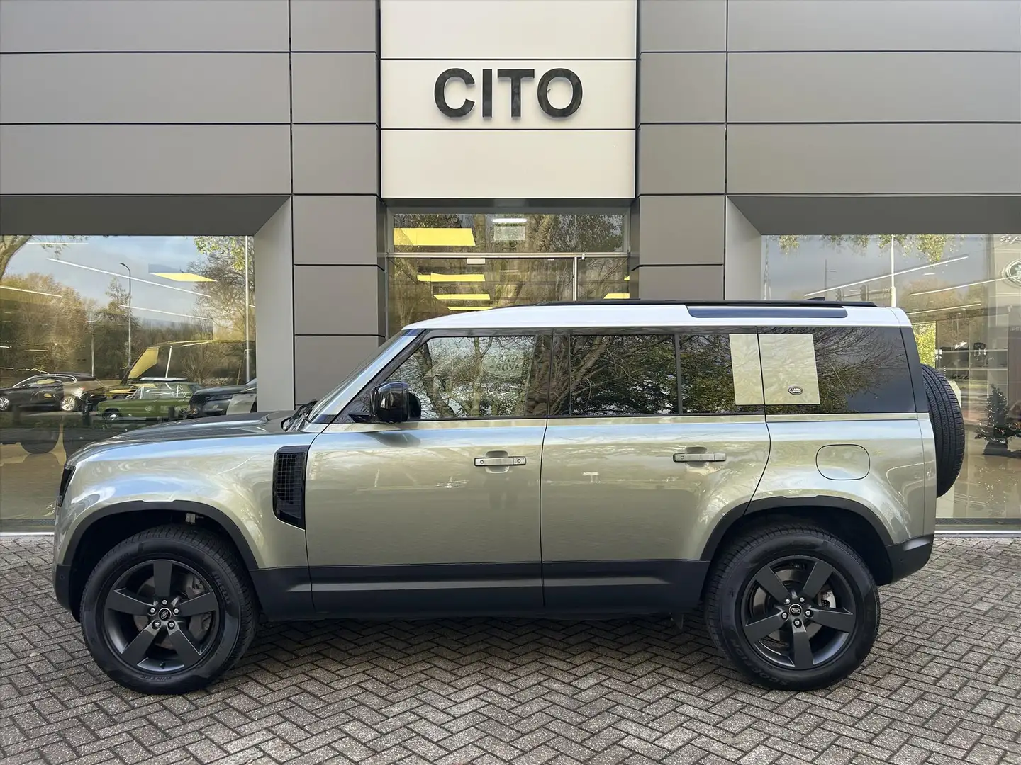 Land Rover Defender 110 P400e PHEV HSE Groen - 2