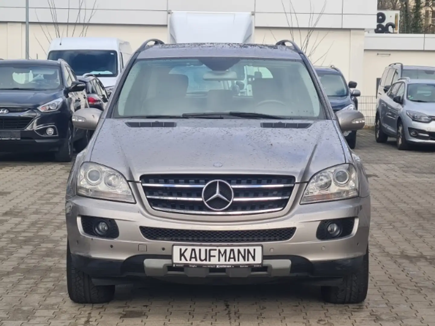 Mercedes-Benz ML 350 4-MATIC Allrad Luftfederung AD Navi Leder Klimaaut Plateado - 2