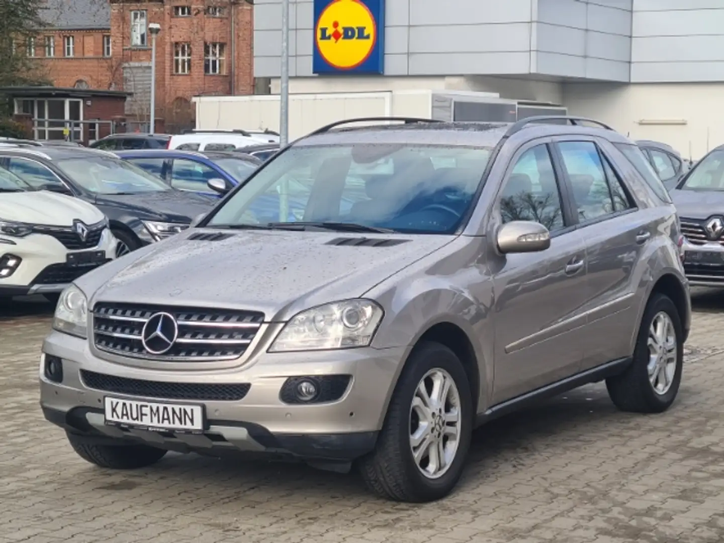 Mercedes-Benz ML 350 4-MATIC Allrad Luftfederung AD Navi Leder Klimaaut Plateado - 1