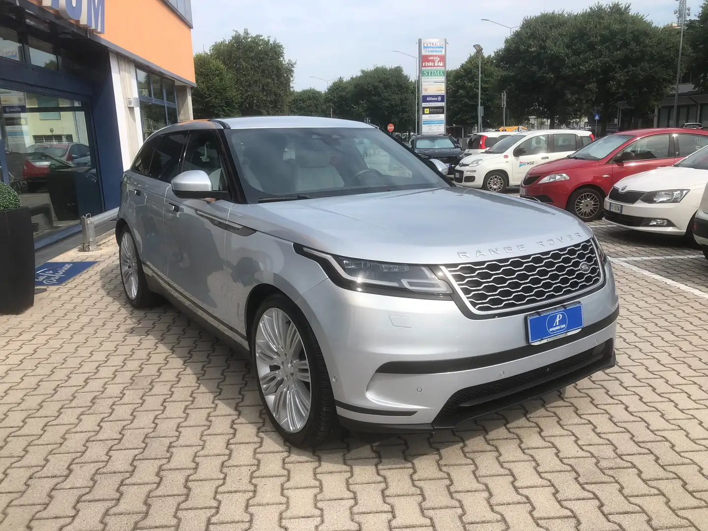 Land Rover Range Rover Velar RangeRoverVelar2.0i4 mhev R-Dynamic 4wd 204cv auto Argento - 2