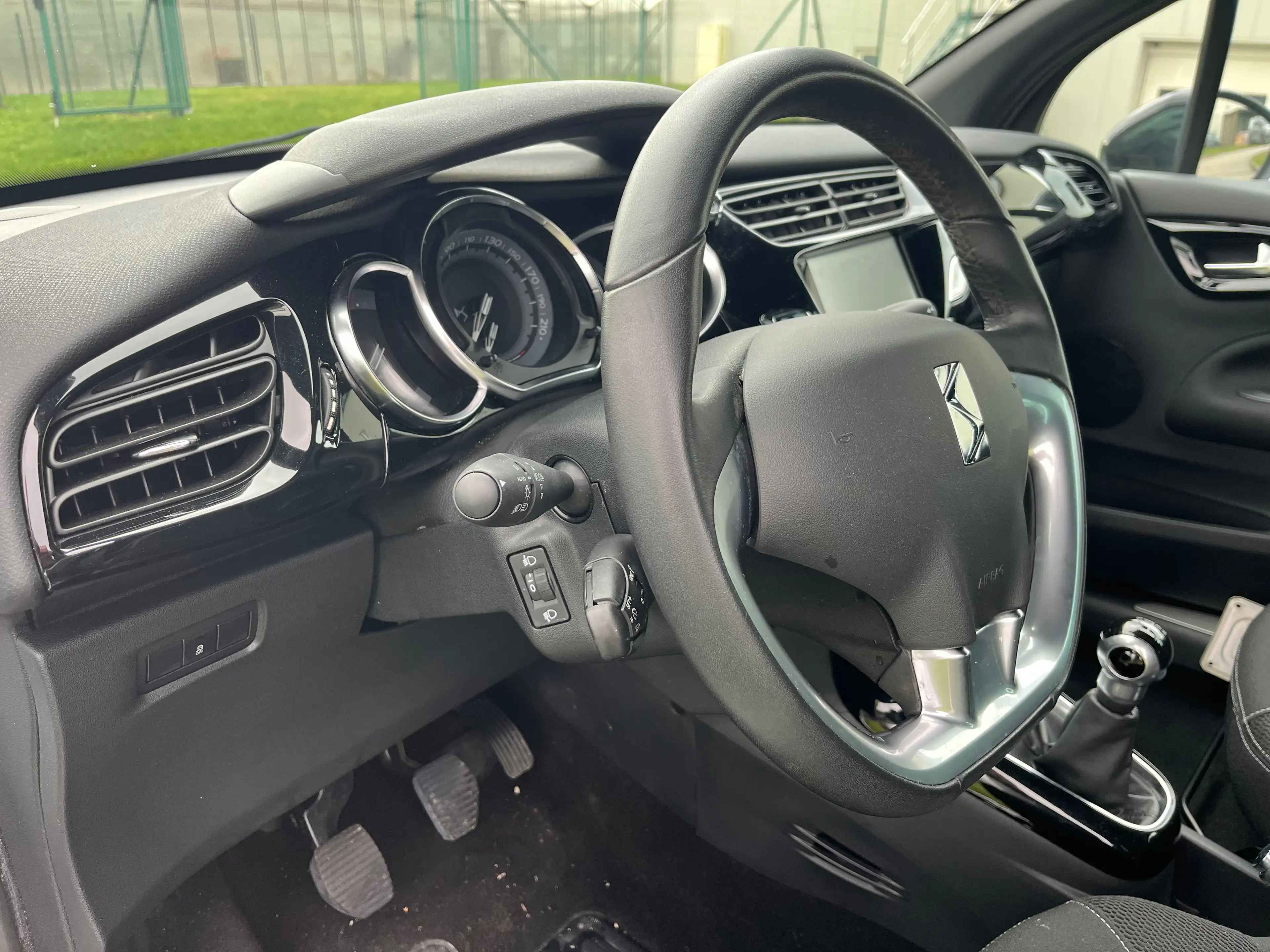 DS Automobiles DS 3 DS 3 1.2i PureTech So Chic S — photo 9