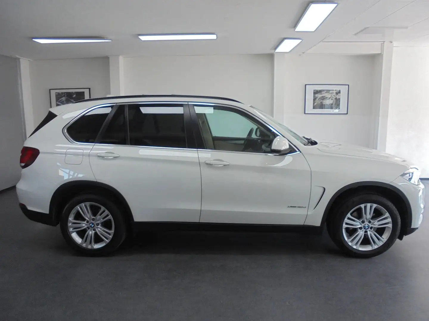 BMW X5 xDrive30d Aut Leder Panorama WR+SR AHK Kamera Weiß - 1