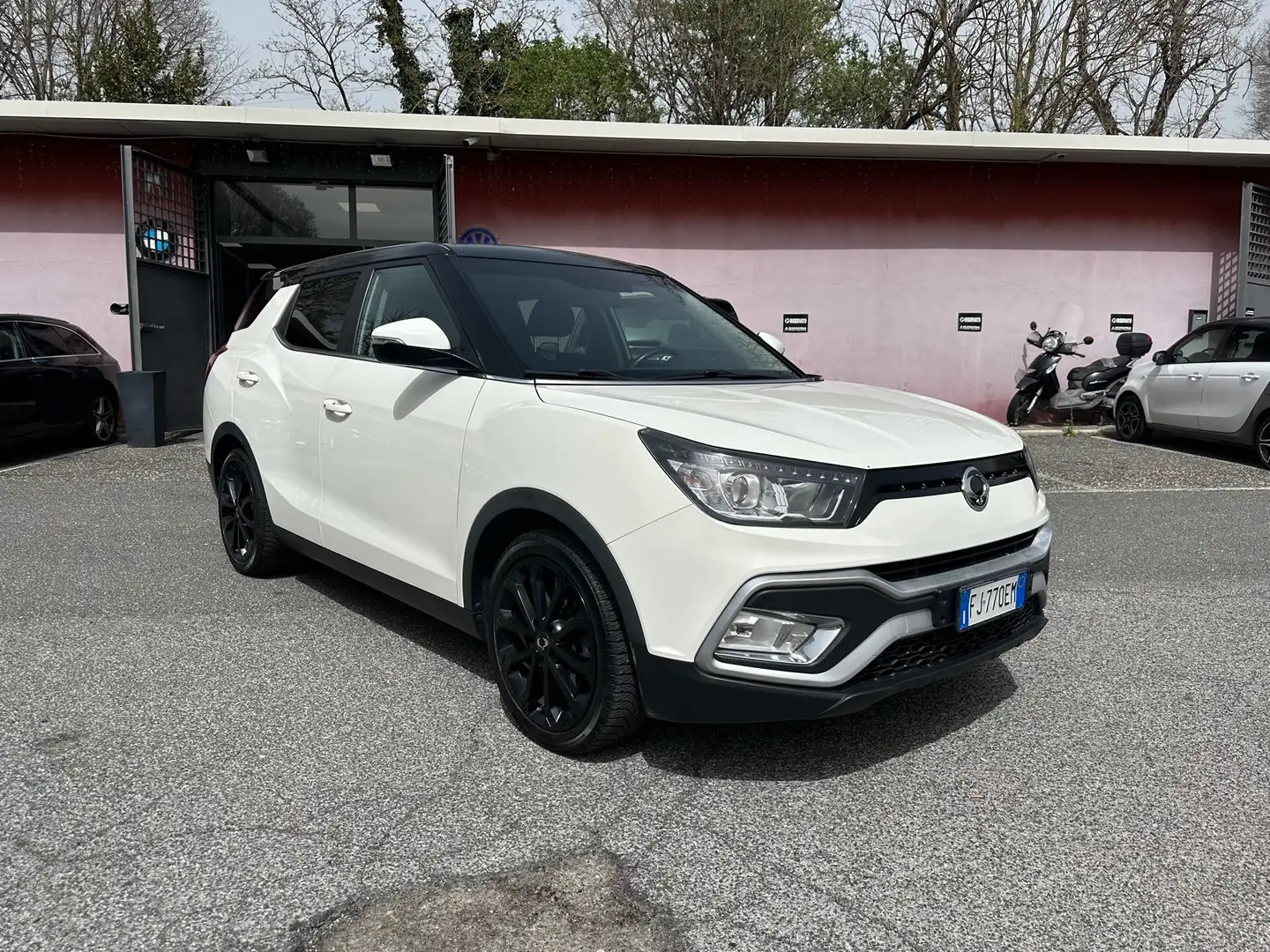 SsangYong XLV 1.6d 2WD Be Visual Cool Aebs Black e White Edition Wit - 2