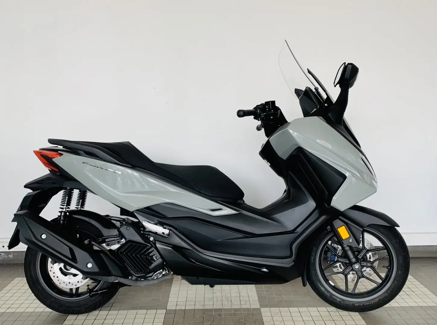 Honda Forza 125 Gris - 1