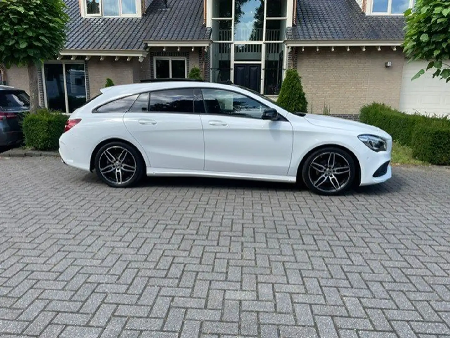 Mercedes-Benz CLA 200 d Shooting Brake AMG LINE PANO CAMERA NAVI - 1