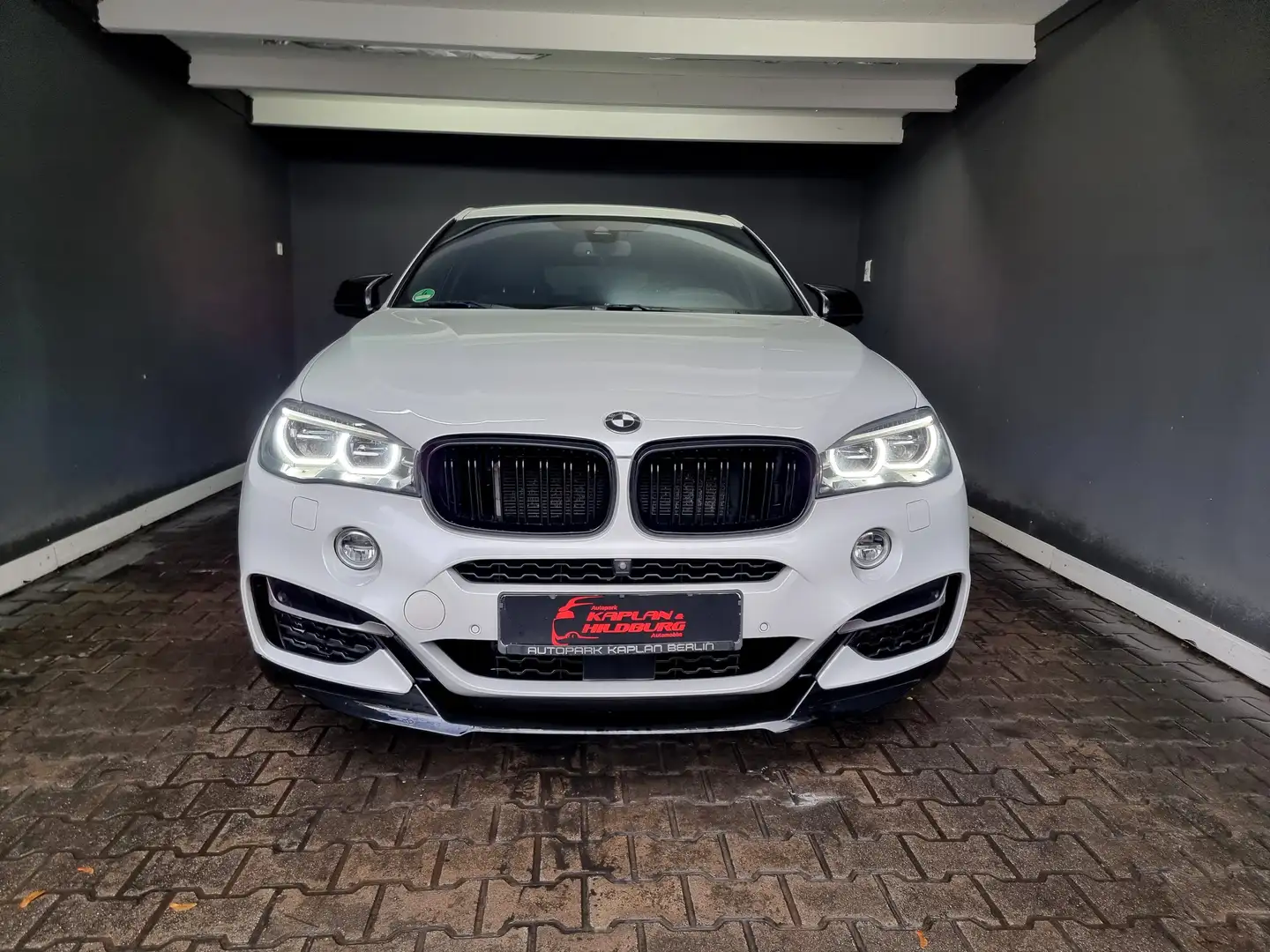 BMW X6 M M50d, ACC, R-KAMERA, e.DAChH, HUD, AHK Bílá - 2