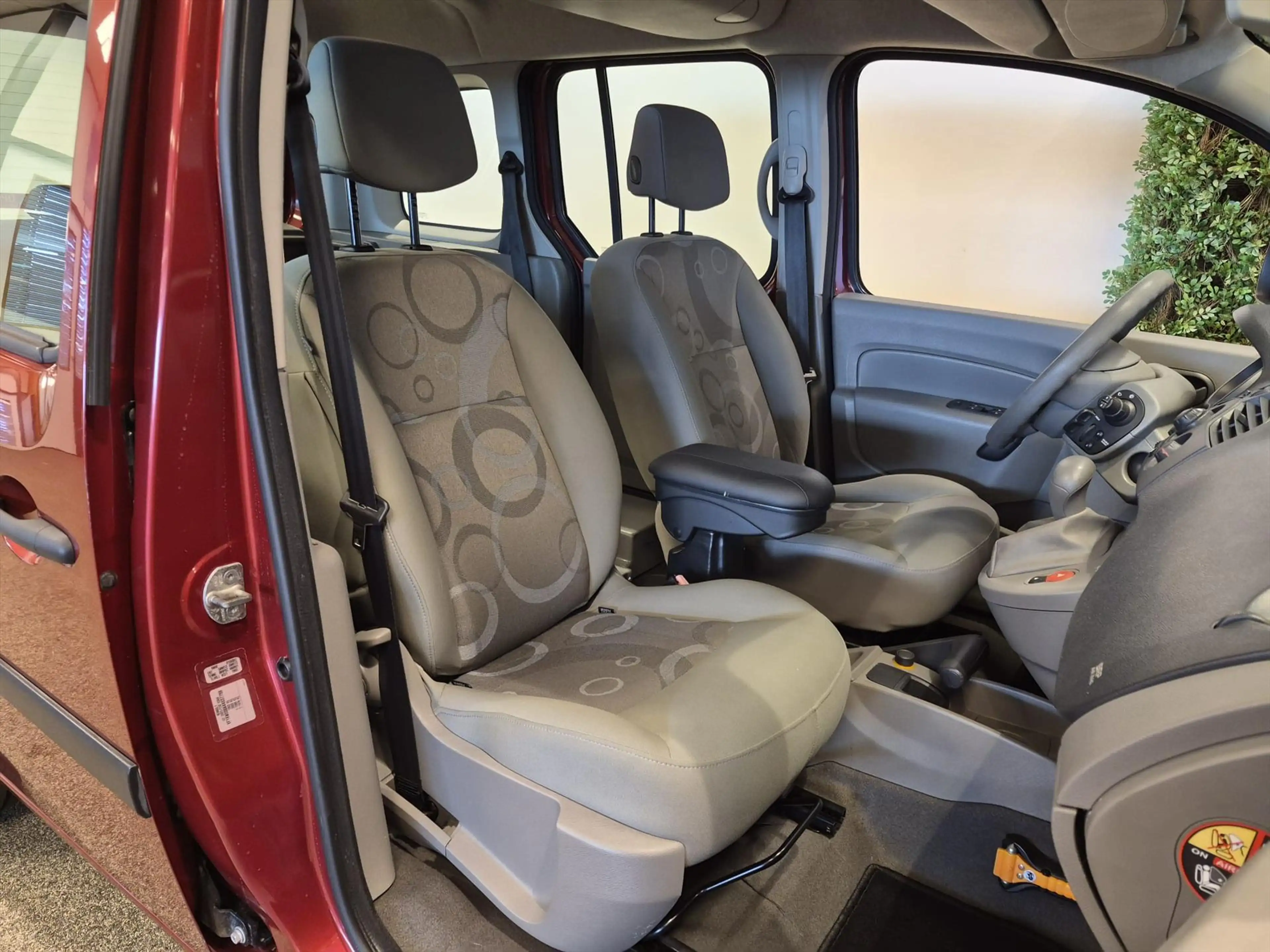 Renault Kangoo Rolstoelauto 3+1 — photo 24