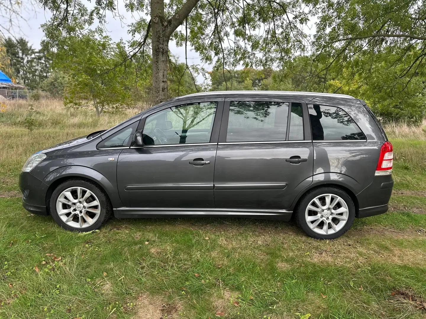 Opel Zafira 1.8 Cosmo Nieuwe distributie 7 persoons APK 06-02- Grau - 2