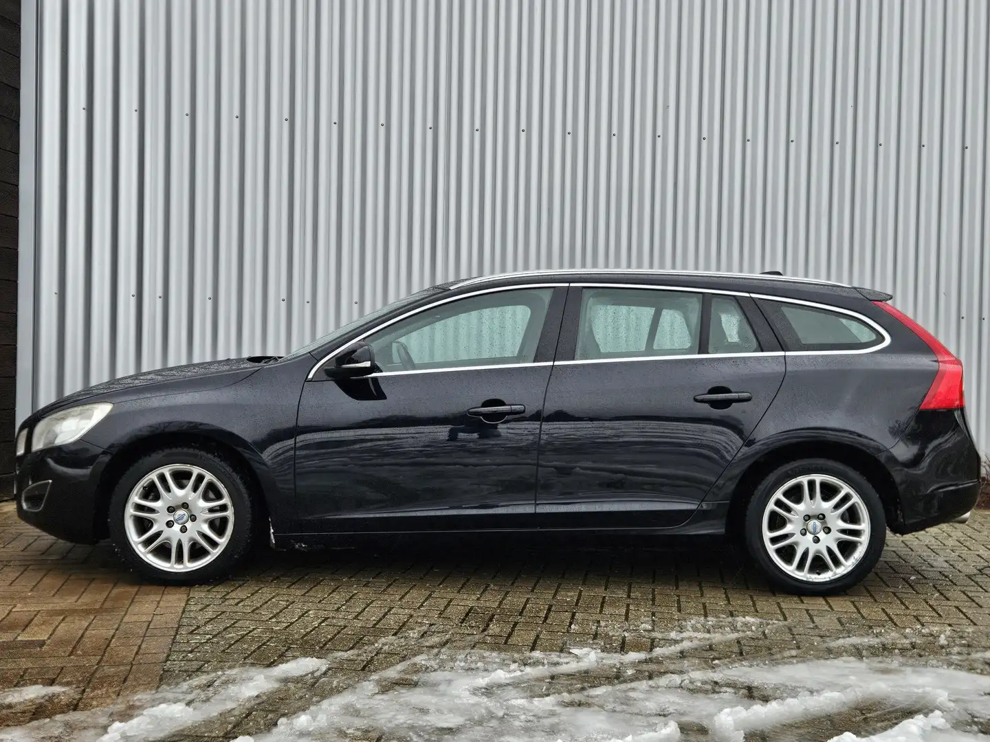 Volvo V60 2.4 D5 Summum /Automaat/Dealer Onderhouden! Schwarz - 2