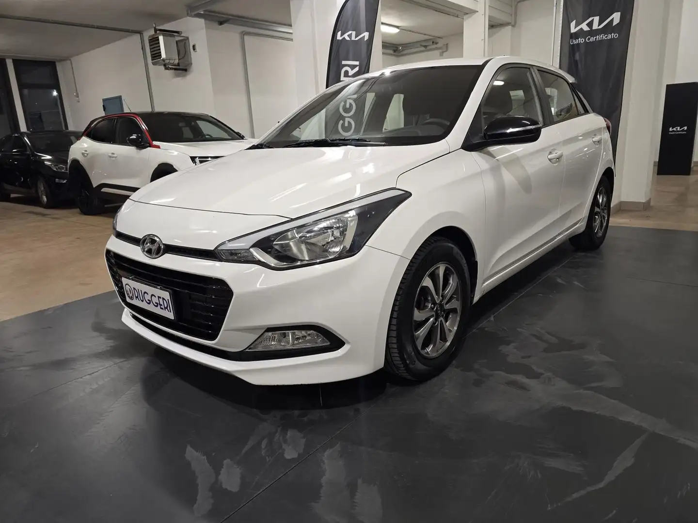 Hyundai i20 i20 1.1 CRDi 12V 5 porte Go! Weiß - 1